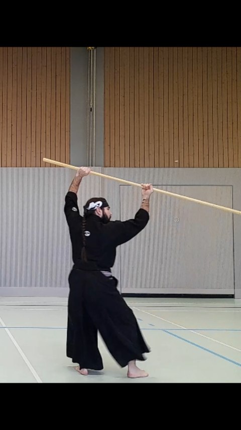 Alors qu'aujourd'hui on associe la naginata majoritairement à onnamusha et onnabugeisha, la réalité historique se situe plutôt vers un emploi de toute la caste des guerrier.e.s japonais.
Avec sa taille qui se situe entre une nagamaki et une yari et avec sa lame similaire à celle d'une katana, la naginata peut résulter aussi létale que versatile.
Venez découvrir les arts martiaux du Bugei jūhappan au Dōjō Jouen de la Wa Rei Ry