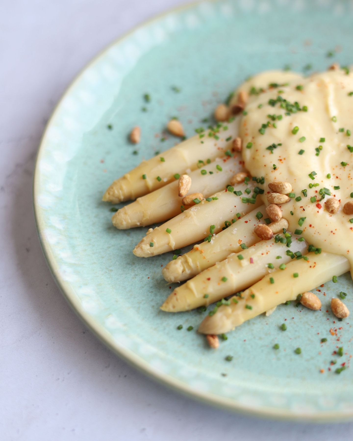 Tendres, délicates, cultivées tout près d'ici. 🤍 Nos asperges blanches de l'Aube se marient à une sauce mousseline aérienne pour un moment de pure élégance au Belvédère. La saison est courte, profitez-en. 🌿✨