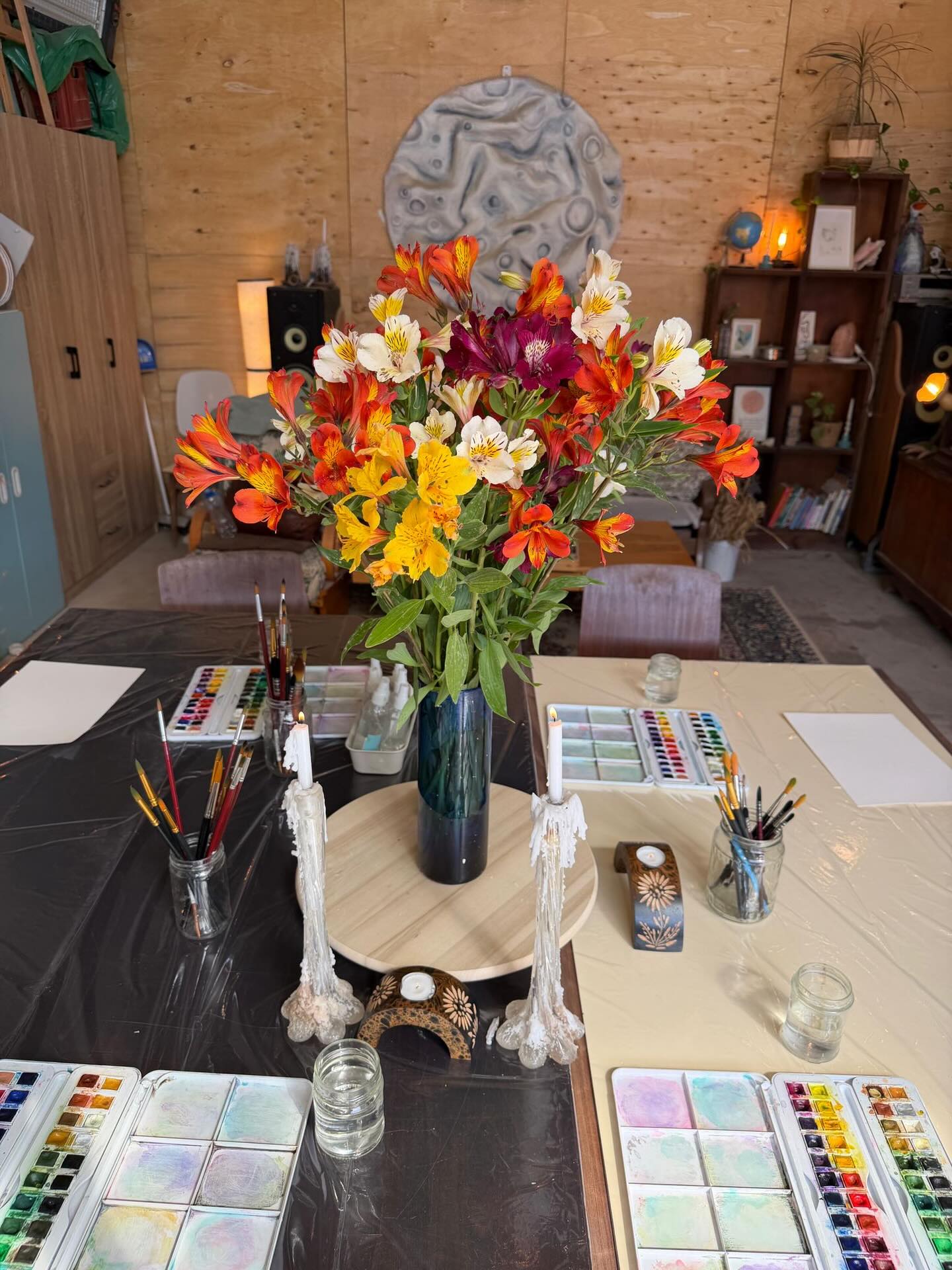 *מחר יום שישי! סדנת ציורים בוטניים בצבעי מים*🍃🌺
מוזמנים ומוזמנות לסדנה חווייתית בה נלמד טכניקות של צבעי מים וניצור יחד ציורי פרחים וצמחים מרהיבים.
הסדנה מתאימה לכל הרמות- אין צורך בניסיון קודם
יום שישי 17.4 | 10:00-12:00
*📌רחוב היוצרים, אזור תעשייה מעיין צבי // 150 ש”ח*
להרשמה >> נטעלי- 0504515565