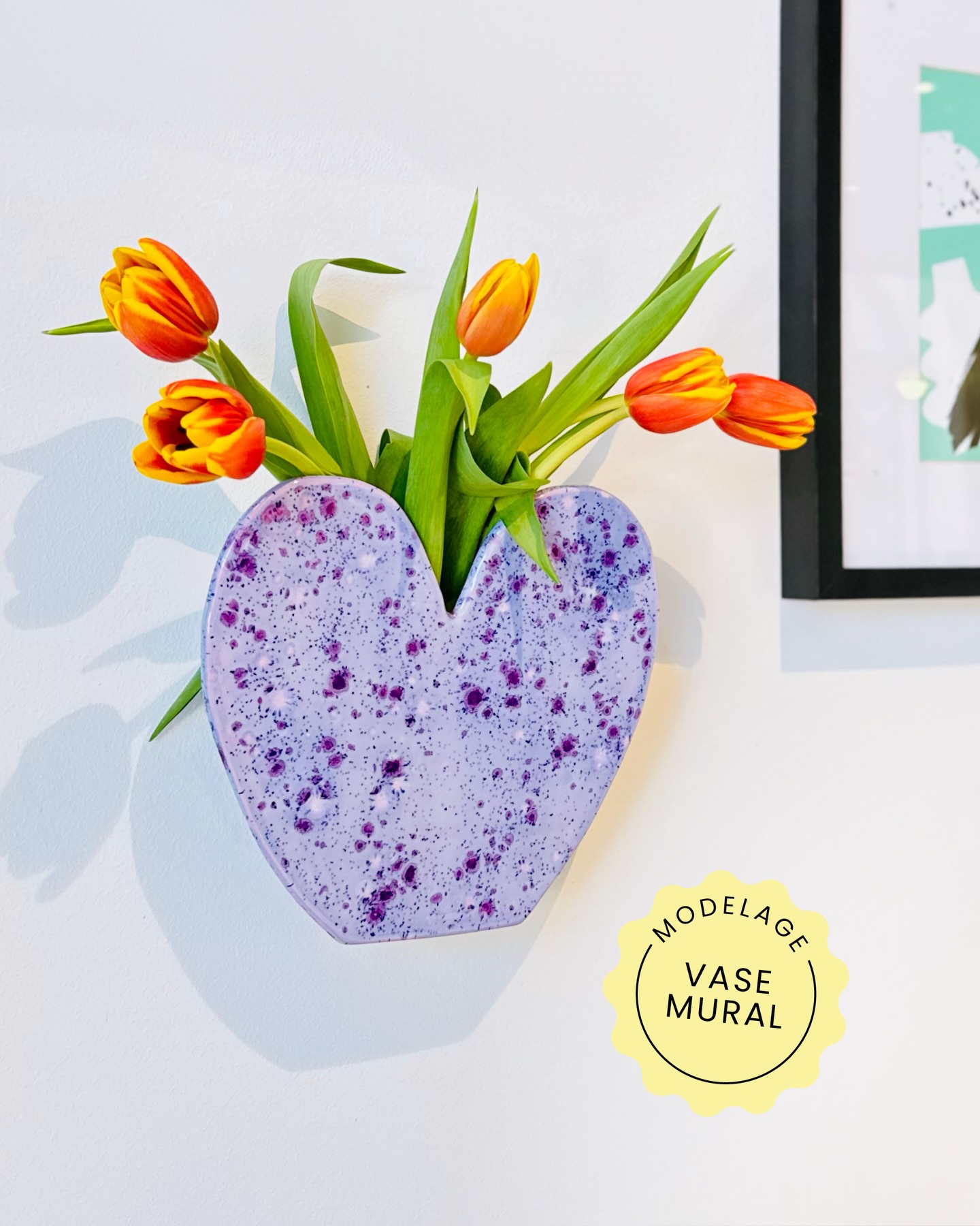 Des vases muraux qui ont déjà tout d’œuvres d’art pour personnaliser votre intérieur… ♥️
Les premiers vases muraux sont sortis du four après leur première cuisson… et quelle fierté ✨
De véritables petites pépites ont pris vie entre vos mains lors de nos ateliers de modelage.
Guidés par nos gabarits exclusifs ou portés par votre imagination en création libre, chacun a imaginé une pièce unique.
Pendant 2h30, nous vous transmettons tous les gestes du modelage pour vous permettre de donner vie à vos idées, même sans expérience.
Gravure, estampillage, décors à l’emporte-pièce, jeux de textures, touches de couleurs…
Autant de techniques pour personnaliser votre vase et le rendre vraiment à votre image.
Et ce n’est que le début…
Prochaine étape : la mise en couleurs grâce à notre boxe de peinture à la maison 🎨
Quelques dernières places sont encore disponibles pour nos prochains ateliers ♥️
Réservez dès maintenant votre place sur manifik.fr
Manifik moment à vivre (et à accrocher chez vous ensuite) ✨
céramique Strasbourg, atelier céramique Strasbourg, céramic café Strasbourg, atelier modelage, cours de poterie débutant, activité créative Strasbourg, idée sortie Strasbourg, loisirs créatifs adultes, peinture sur céramique, modelage argile, création artisanale, fait main, vase mural céramique, décoration murale artisanale, activité couple Strasbourg, activité entre amis Strasbourg, atelier DIY Strasbourg, expérience créative, objet unique fait main, poterie moderne, artisanat local Strasbourg