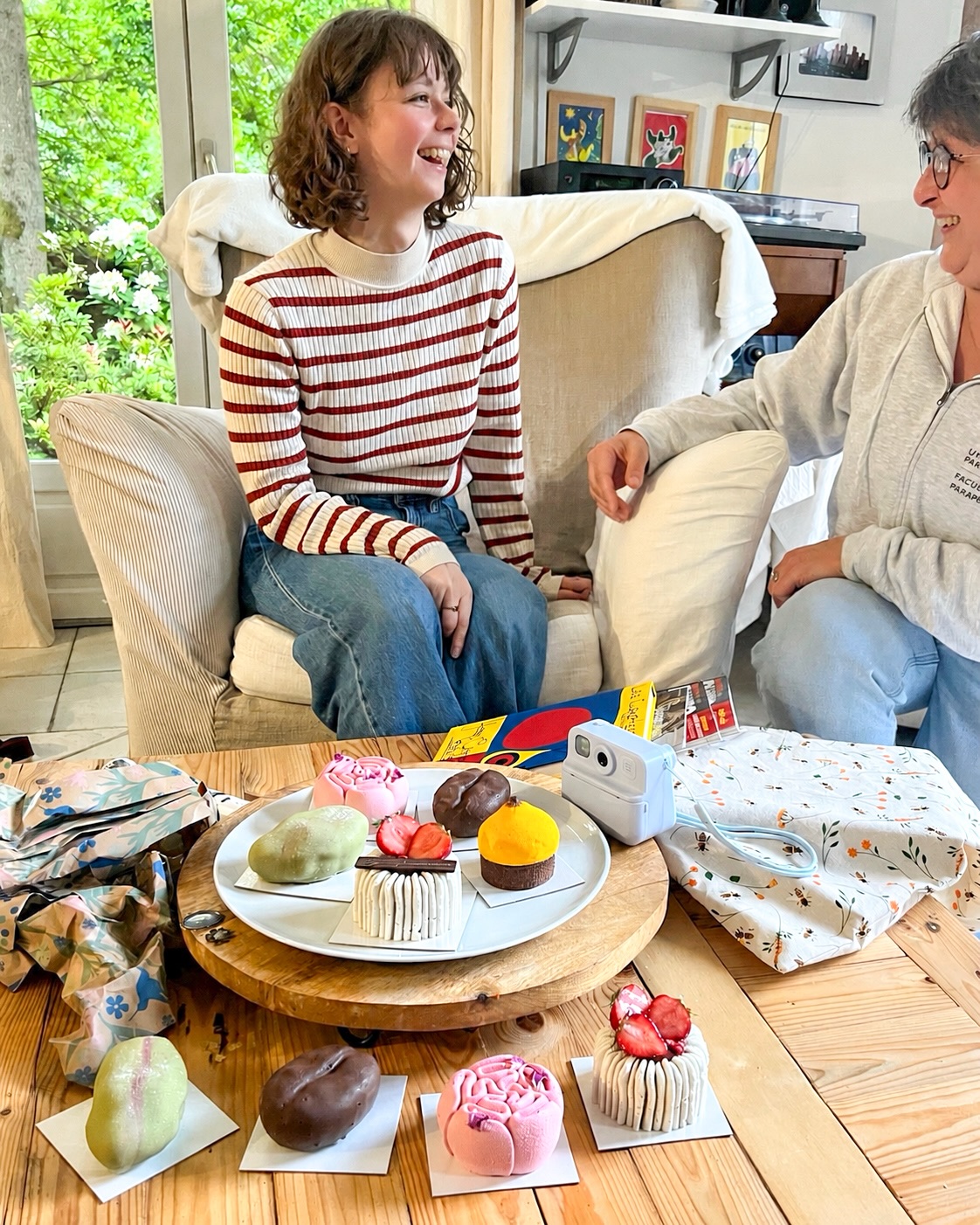 🎉 Et si, pour votre prochain anniversaire, vous remplaciez le traditionnel “gros gâteau” par une farandole de créations individuelles ? ✨
Chacun choisit son parfum préféré, l’effet “waouh” est garanti… et la table devient encore plus gourmande 🍓🍫🍋
À partager, à découvrir, à savourer : les entremets individuels transforment chaque anniversaire en véritable buffet de pâtisseries ! 💛
Sur commande, selon vos envies et le nombre de convives ! 🎂 (et joyeux anniversaire à @leana_bes 🥳)