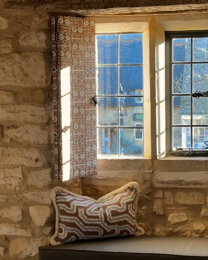 Our King Room blends heritage charm with modern comfort in a calm, spacious setting.
Looking out onto Broadway High Street, the room is filled with dappled light streaming through the windows, while original beams and period details within our 17th-century building give each space a strong sense of place.
Book your stay via the link in bio.
