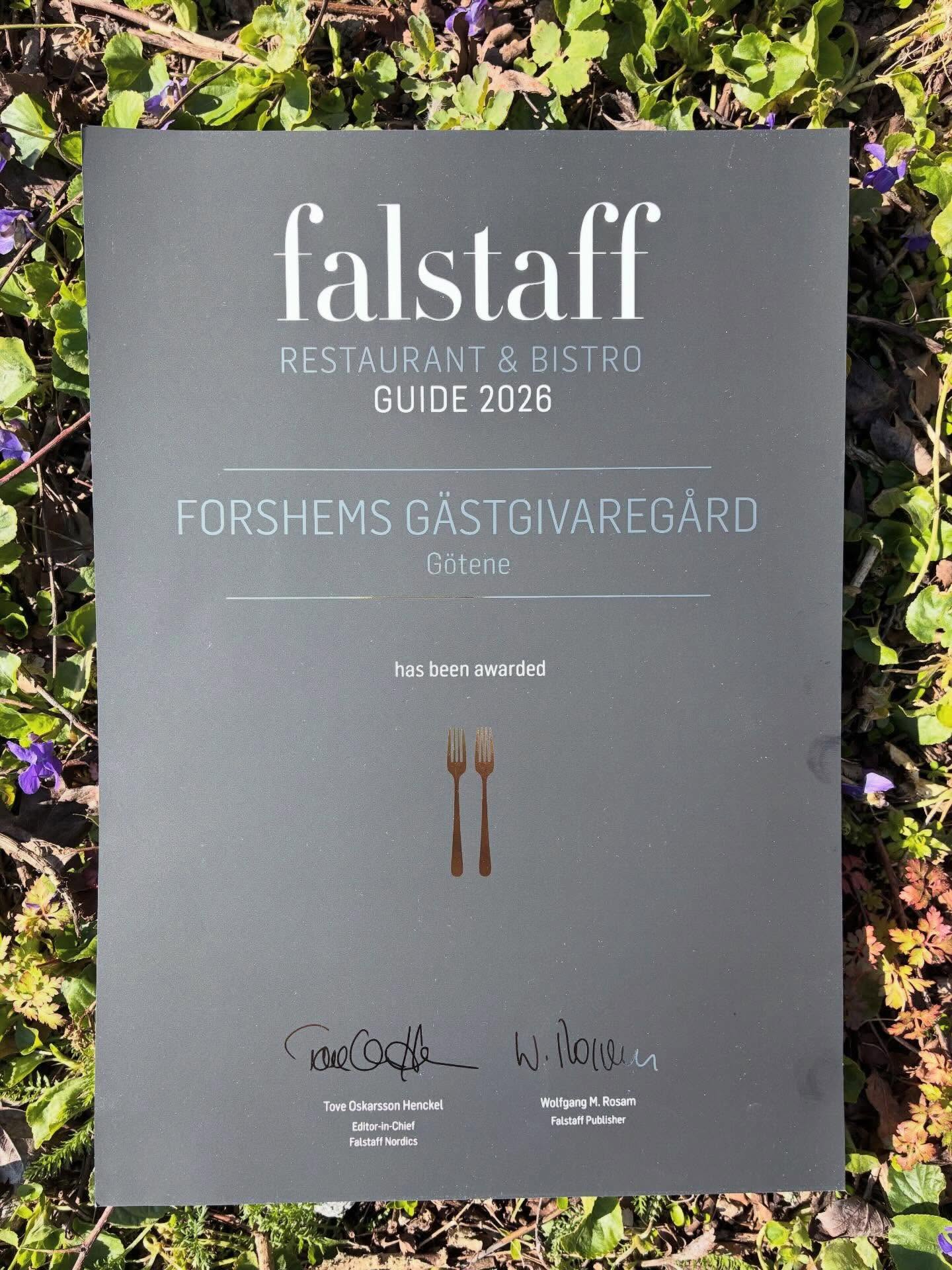Fantastiskt roligt, stort grattis!!
“Falstaff Restaurant & Bistro Guide Nordics 2026”.🥳🤗🎉😍
En nordisk guide för top-rankade restauranger, likt den tidigare White Guide & Vägarnas Bästa…
Det är inte alltid man hänger med i svängarna!! 🙈
Denna utmärkelse damp ner i brevlådan idag 🤗
En stor händelse för oss – Falstaffguiden kan man inte köpa in sig i, utan man blir utvald efter ett ”anonymt besök” med bedömning. Men jösses!! När skedde detta?…. 🤔
Att inse att vi är upptäckta internationellt med en rankning precis under toppskiktet och att vi endast är två restauranger i vårt närområde som fått utmärkelsen, det värmer i hjärtat🥰 Vill passa på att gratta @bjertorpslott BRA JOBBAT 👏 🏅🤗
Vi verkar i en stor destination @vastsverige och att hamna i samma spann som flera starka restauranger i Göteborgsområdet, det är verkligen en vacker bekräftelse🤗😍
På @falstaff finns massor med intressant läsning för alla oss som tycker om en äkta gourmetguide 🤗😍
I Västra Götaland-listan finns totalt 64 restauranger i guiden, och vi ligger inklämda bland några av de mest intressanta västkustkrogarna🎉
Vi är så glada över denna bekräftelse.
Men en sak skall ni veta ALLA KÄRA KOLLEGOR, GÄSTER och PRODUCENTER!! Detta gör vi tillsammans, det är NI som driver oss framåt, vi jagar inte utmärkelse och uppmärksamhet. Detta är främst ett kvitto!! 💕
Rankning
Forshems Gästgivaregård
Poäng: 89
Klassning: Nordic Cuisine
#falstaff
#nordiccuisine
#lackokinnekulle
#slowfood
#lokalproducerativäst