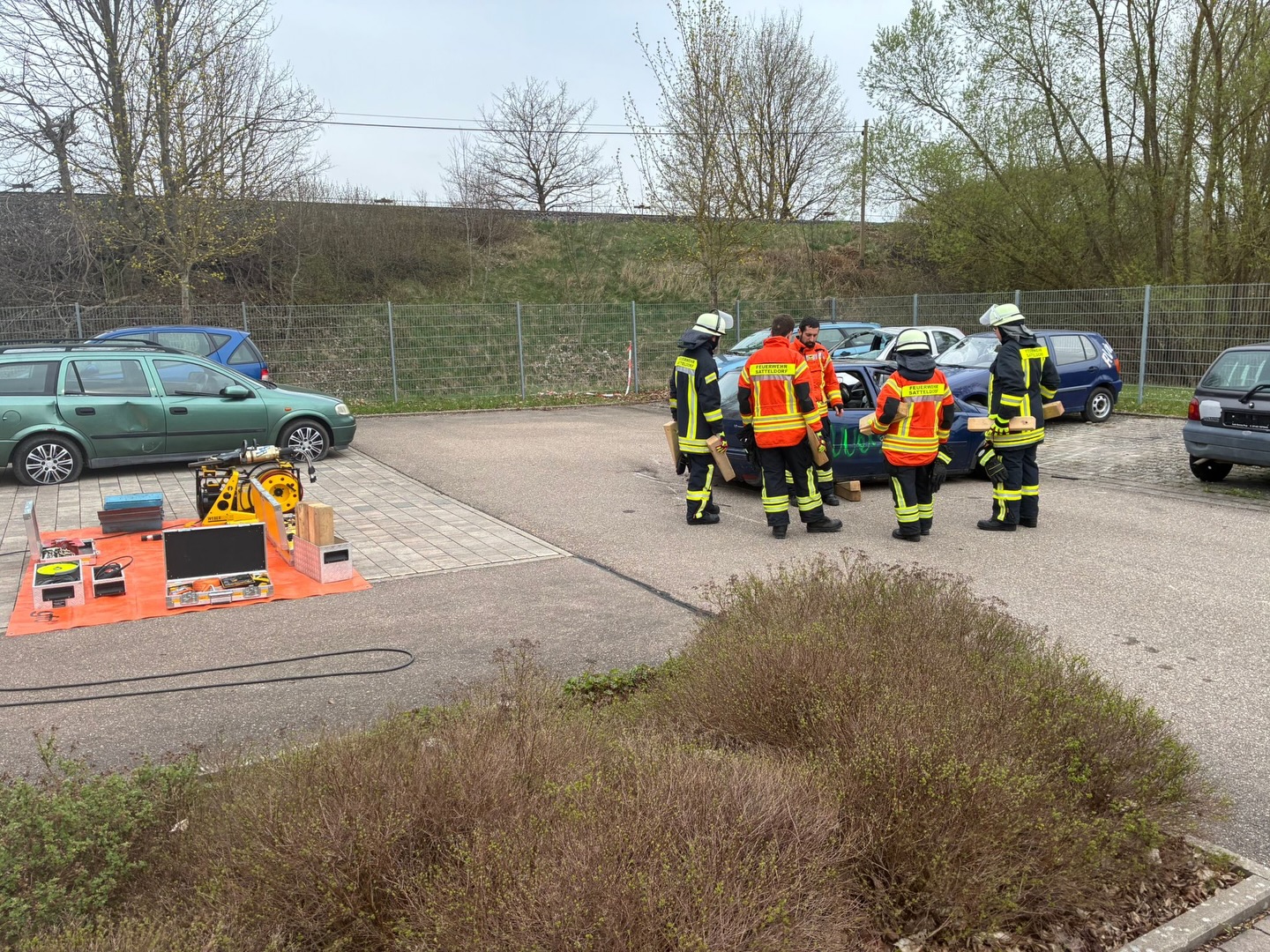 🚒 Technische Ausbildung am Freitag, den 10.04.26
Eine Kleingruppe trainierte im Magazin in Satteldorf die Grundlagen der Technischen Hilfeleistung bei Verkehrsunfällen. 🚗🔧
Im Mittelpunkt standen die Basics – von der richtigen Absicherung der Einsatzstelle über das sichere Unterbauen eines PKWs bis hin zum fachgerechten Umgang mit den Geräten.
Regelmäßige Übungen wie diese sind entscheidend, um im Ernstfall schnell, sicher und effektiv helfen zu können. 💪
#Feuerwehr #Ausbildung #THL #Verkehrsunfall #Einsatzbereit Teamwork