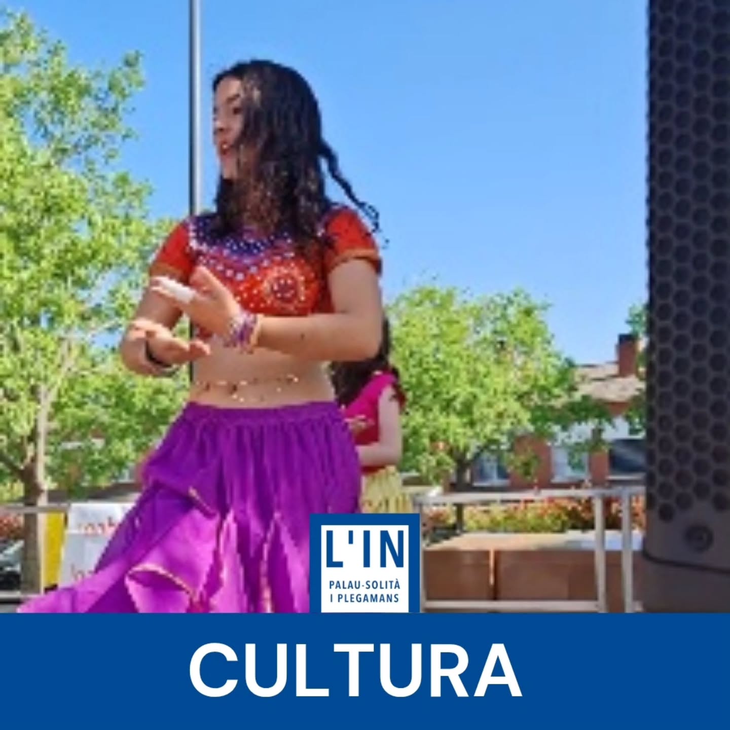 SANT JORDI. Ritmes de Bollywood a la fira de Sant Jordi, cortesia de l'ong Haribala. @haribala.ong
@ajpalauplegamans #Palausolitaiplegamans #Psip