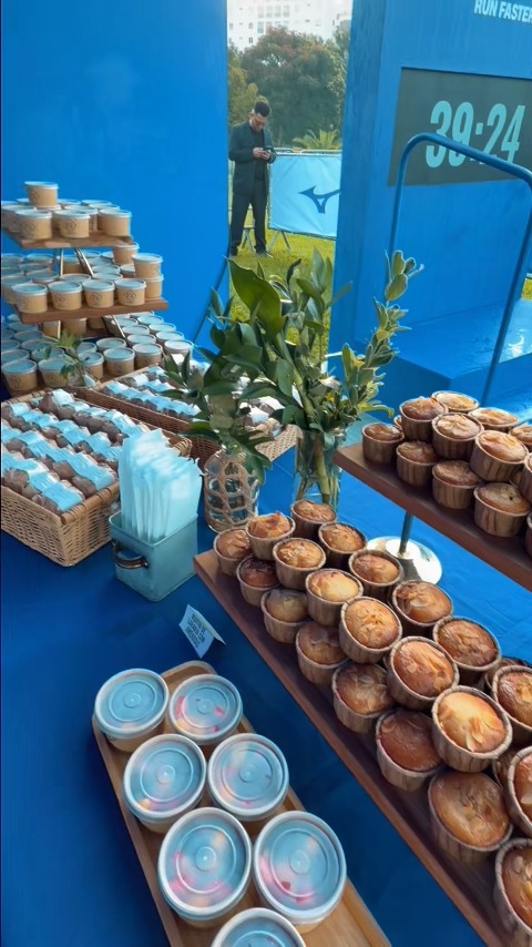 Energia, movimento e sabor no mesmo ritmo!
O Fresh&Co marcou presença na Mizuno Run levando um catering delicioso, saudável e cheio de nutrientes para impulsionar a performance dos atletas.
Foi incrível fazer parte desse momento, cuidando de cada detalhe para recarregar as energias com qualidade e muito sabor!
Que venham os próximos quilômetros juntos!
