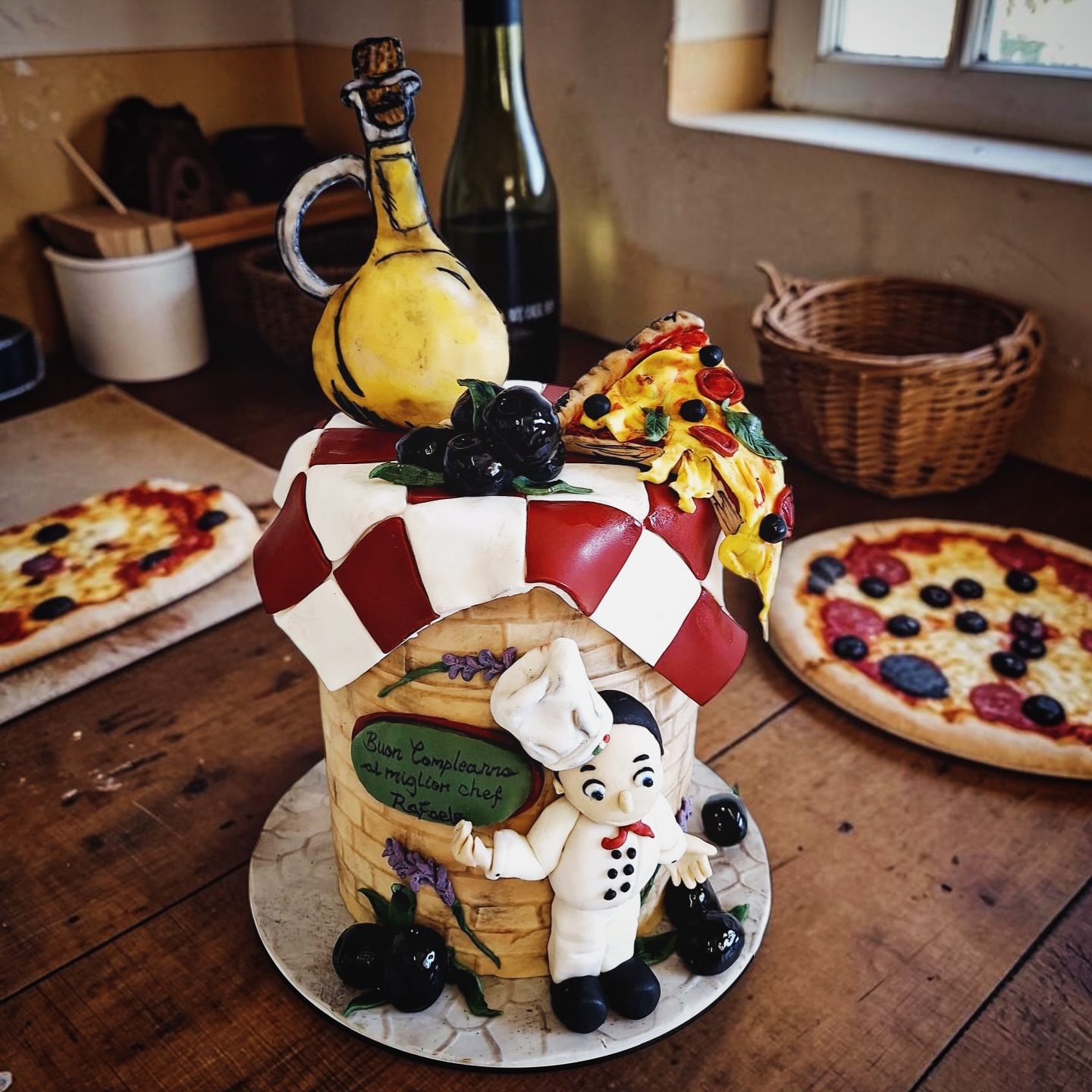 On m’a demandé un gâteau italien…
j’ai failli ouvrir une pizzeria à la place 🍕😂
Entre les olives, la pizza et le petit chef…
franchement, il manque juste moi à table 😏
⚠️ Sugar Event a déménagé.
Je travaille désormais temporairement depuis un laboratoire fermé,
zone industrielle de Cagnes-sur-Mer.
Uniquement sur commande et retrait sur rendez-vous.
📞 06 11 01 82 53
🌐 www.sugareventbyemma.fr
#cakedesign
#gateauanniversaire
#cakeoriginal
#cakeartist
#sugareventbyemma