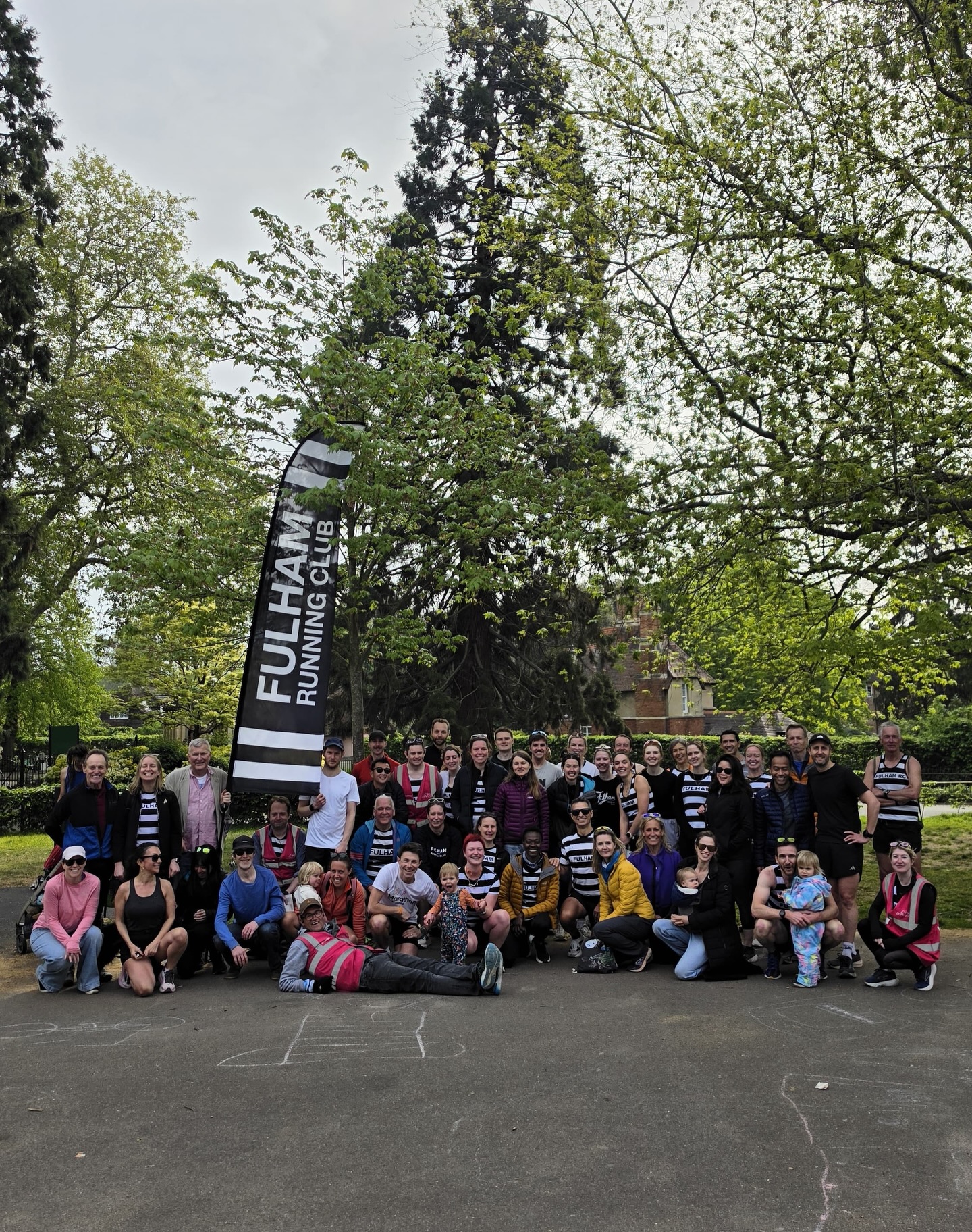 A cracking morning for our FRC takeover at @fulhampalaceparkrun ๐๐ป A huge thanks to all bandits who took on volunteer roles this morning to give back to our parkrun community, it was brilliant to see so many of you helping out ๐ค๐ค Good luck to all running the London Marathon tomorrow!
.
#parkrun #parkunuk #loveparkrun #parkrunvolunteer #runningclub
