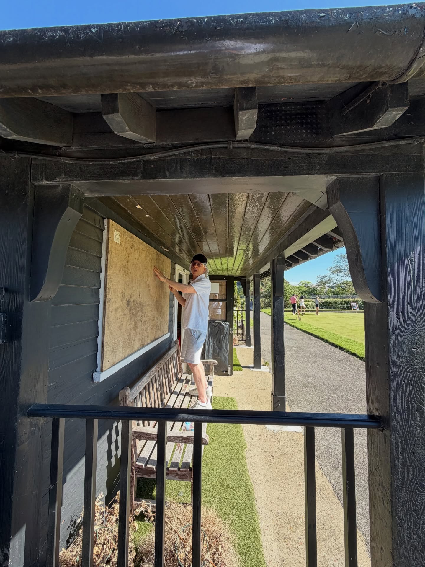 Caught one of the vandals in the act! Graffiti all over the place! Cheeky rascal.
#parliamenthill #parliamenthillbowlsclub #hampsteadheath #lawnbowlsforlife #graffiti