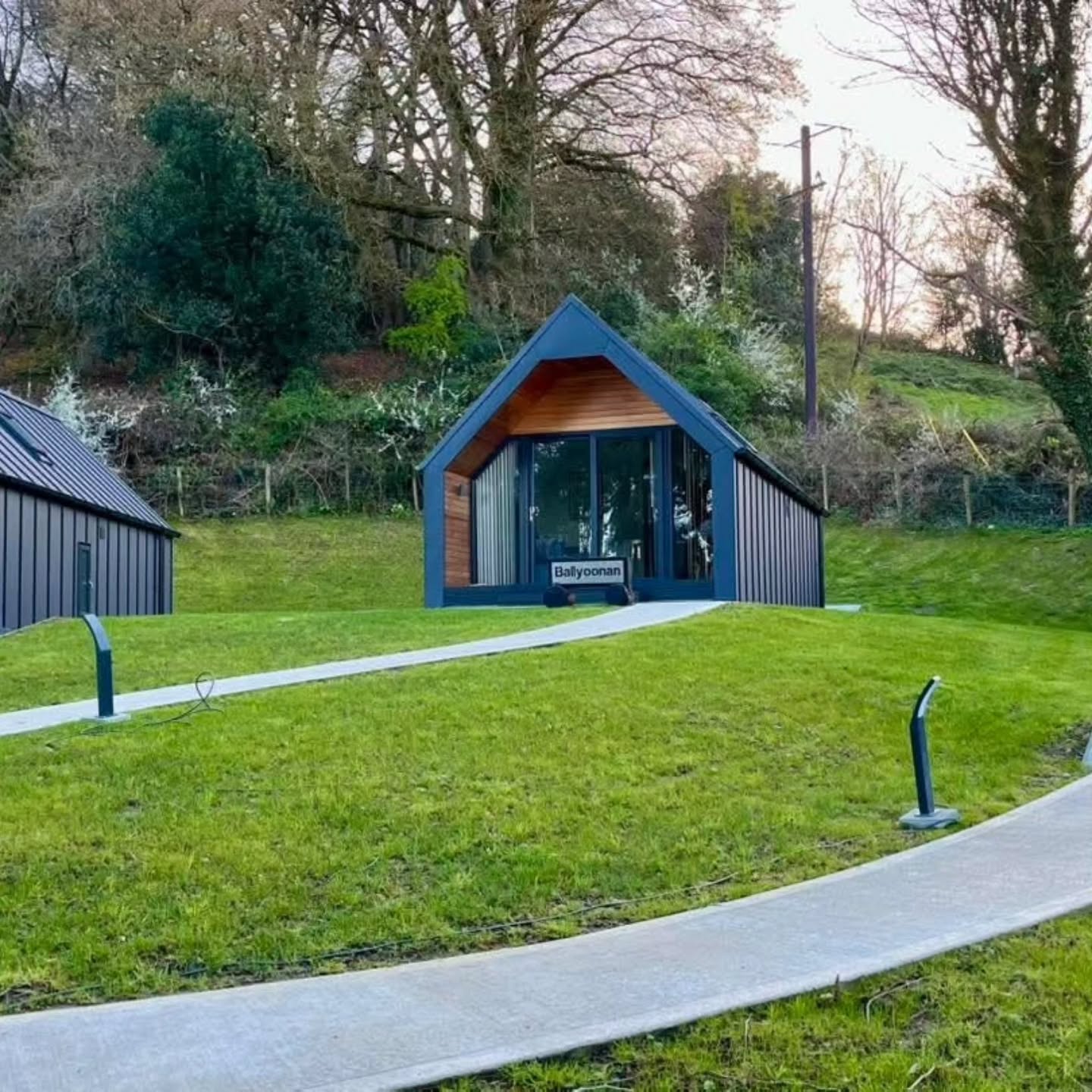 Exciting News!
@narrowwaterlodges were officially launched this week by Irish hotelier brothers, and hosts of RTÉ’s ‘At Your Service’, John & Francis Brennan!
Located behind Cornamucklagh House, near the coastal village of Omeath, each of the luxury self-catering lodges are named after a local townland and are a wonderful addition to the area.
Check them out if you are looking for the ideal place to relax, unwind and explore the beautiful Cooley Peninsula.
📸 Credit: Narrow Water Lodges
#VisitLouth #KeepDiscovering #UniqueStays #IrelandsAncientEast