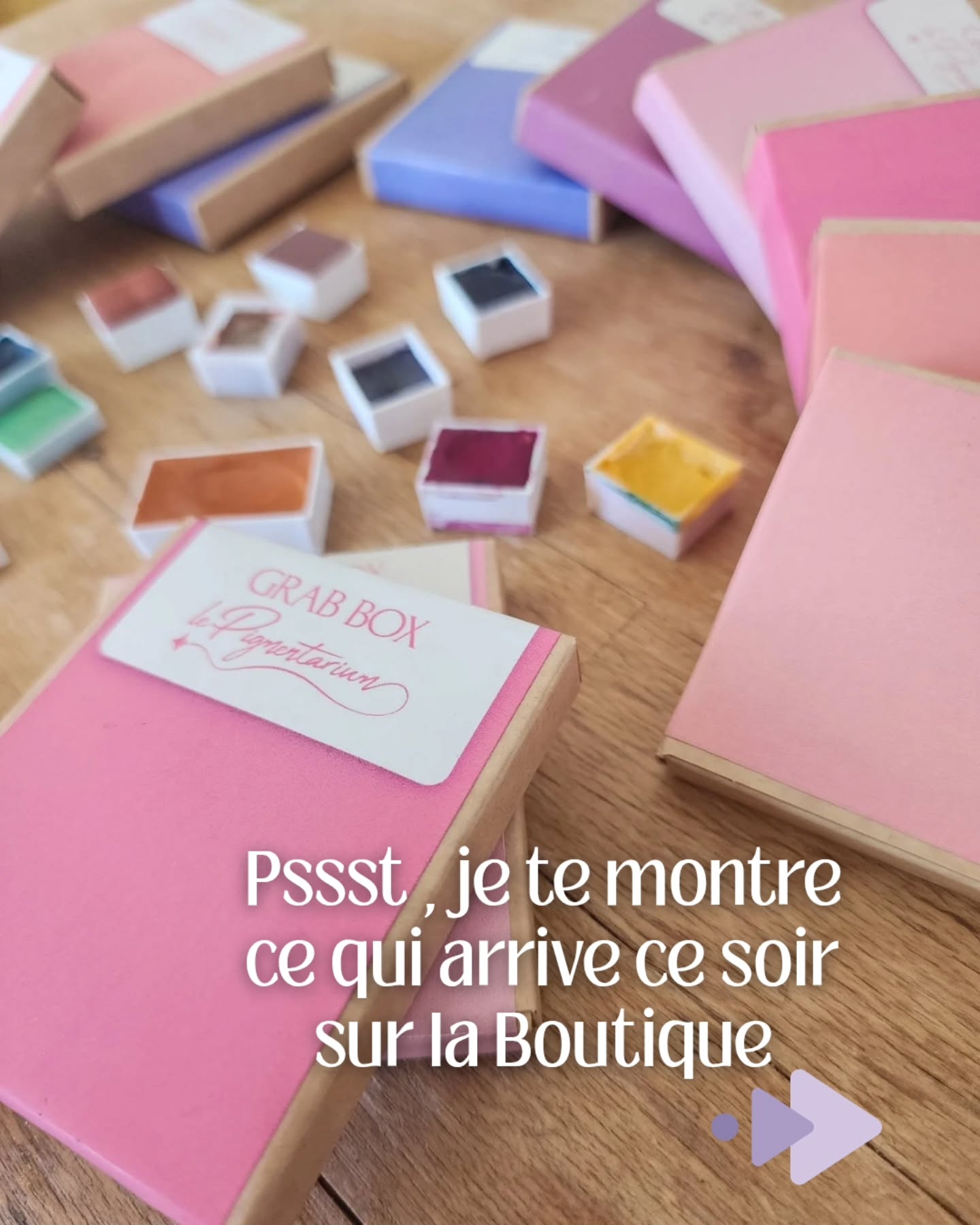 ✨✨✨ Voilà les choulis photo des nouveautés à découvrir ce soir sur la boutique ! (rendez-vous à 20h!)
Les coffrets arrivent en fanfares, les aquarelles qui les composent seront aussi dispo à l'unité ! Soit 18 couleurs pour le printemps !! BAM 🎉🎉
🎁 Et il y aura aussi des grab box ! ATTENTION si vous en voulez plusieurs, prenez des couleurs de boîtes différentes pour éviter les doublons 👀 (et ouais, on est malin)
Le coffret Passage à l'heure des thés est illustré par @oh.my.goz
Le coffret Haru no koneko est illustré par @maurane.do
Le coffret Promenade est illustré par moi 🤓
Les pinceaux des coffrets sont des @pinceauxleonard
Et les packaging sont designés par le graphiste en chef @etokool_
On se retrouve se soir à 20h \o/