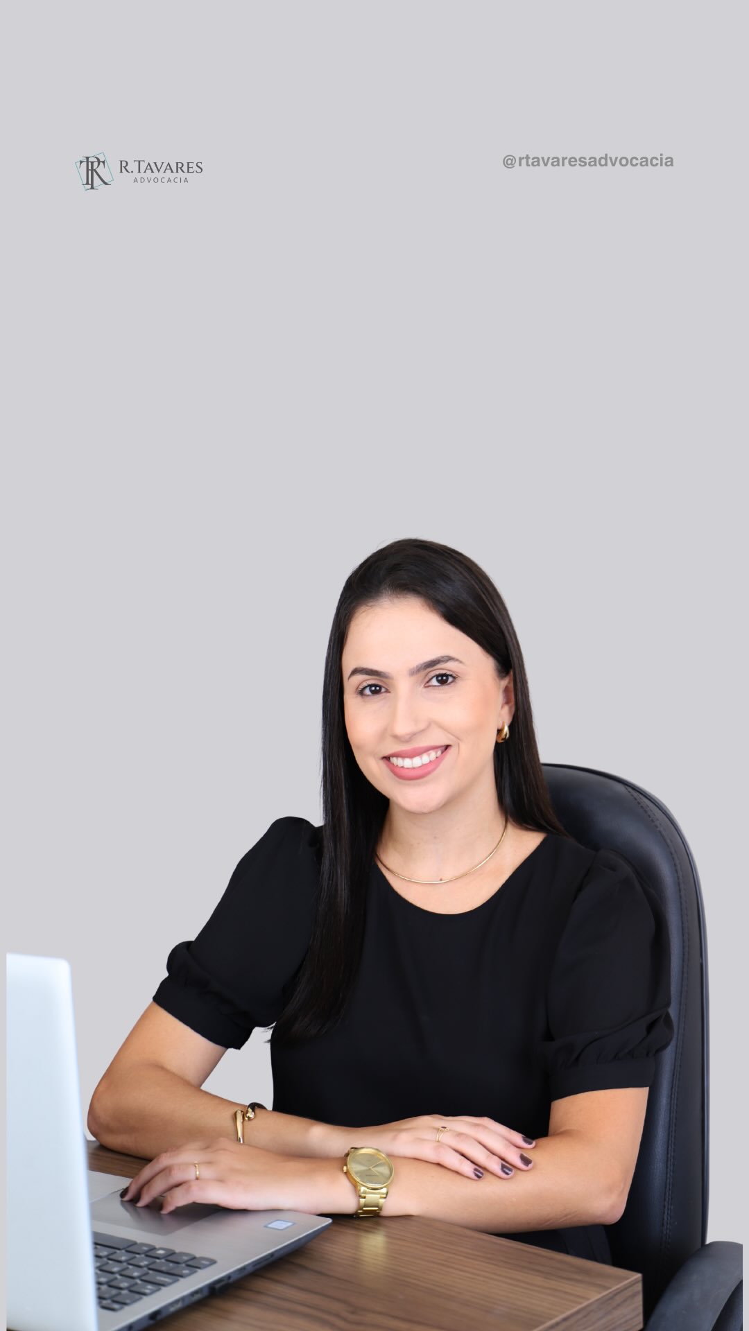Em uma separação, nem sempre a discussão envolve apenas patrimônio.
Hoje, os pets também passaram a ocupar um espaço importante nas decisões judiciais, principalmente quando existe vínculo afetivo, rotina de cuidados e convivência diária.
A Justiça tem analisado quem realmente oferece o melhor ambiente, quem participa da rotina e até a possibilidade de guarda compartilhada.
Isso mostra como o Direito evolui junto com a sociedade e reconhece novas formas de família.
Se existe conflito sobre a convivência com o animal, o ideal é buscar orientação jurídica antes de qualquer decisão impulsiva.
.
.
.
#direitodefamilia #advocacia #guardadepets #reelsjuridico #advogado