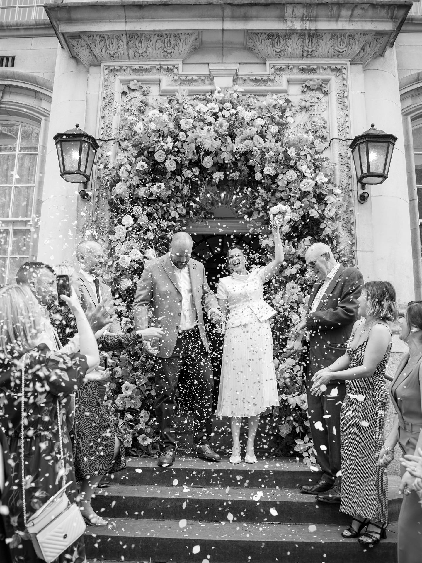 J&B 💍 tied the not earlier this month @chelseaoldtownhall and it was beautiful. I’m talking a few tears, smiles beaming from absolutely everyone present, a slow walk to their intimate reception meal @thephenesw3 ❤️
Hair @bridal_hair_by_emma_2v
Makeup @oliviacaetanomakeup
Earrings @nicholls.jewellery
Dress @mrselfportrait
#londonweddingphotographer
#kentweddingphotographer #engagementphotoshoot
#bexleyweddingphotographer #sidcupweddingphotographer
#londonweddingphotographer #kentweddingphotographer #weddingphotos