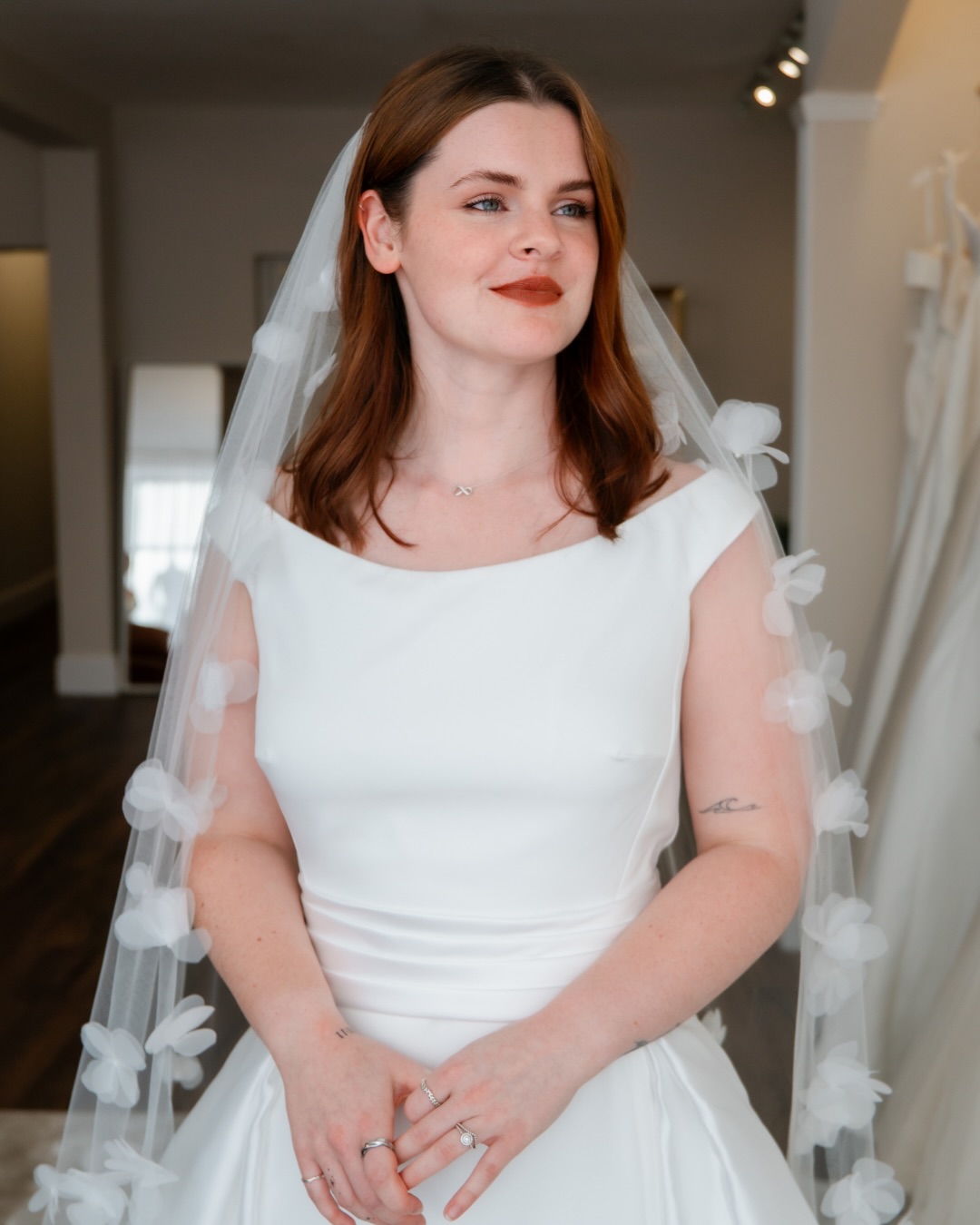 One of our favourite dress and veil combos 🥰
Odrin by @rosa_clara and our 8149 veil with 3D floral appliqués are the dreamiest duo!