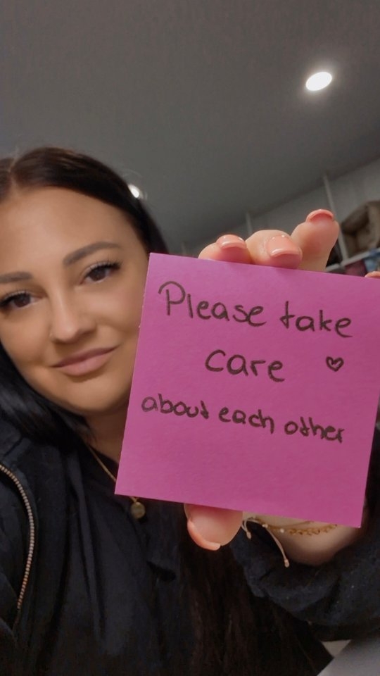 KEIN HATE IN DEN KOMMENTAREN!!
Diese Kundin hat hat vielleicht in gewissen Dingen recht. Klar läuft in einer Klinik vieles anders wie in einer Tierarztpraxis. Wir nehmen Feedback dazu auch ernst & freuen uns über neue Infos, Tipps und Hinweise.
Für zu behandelnde Hunde gibt es nur leider keine Bedienungsanleitung & jeder Halter agiert nach seinem Bauchgefühl ❤️
Ich bekomme ganz viele Nachrichten was denn gestern los gewesen ist & ich habe SO GEHADERT mit mir ob ich dazu etwas sagen soll.. dadurch es aber unter anderem Thema war, dass ich "vielen Menschen ein komplett falsches Bild der heute soweit forgeschrittenen Tiermedizin vermittle" war es mir doch noch ein Anliegen, euch darauf aufmerksam zu machen eure Entscheidungen selbst zu treffen und euch nicht von mir beeinflussen zu lassen. 🫶🏻
Bitte wählt eure Worte weise, immer! Im Alltag, auf der Arbeit, bei Freunden & Fremden.
Jeder Mensch hat einen anderen Charakter und nicht jeder nimmt solche Worte mit Verständnis auf. Ich z.B. bin überemotional und zerbrechlich wenn es um meine Hunde geht & mich kränkt diese Aussage bereits seit Gestern durchgehend, auch wenn sie nicht so angreifend gemeint war wie sie rübergekommen ist💔
Danke ❤️
