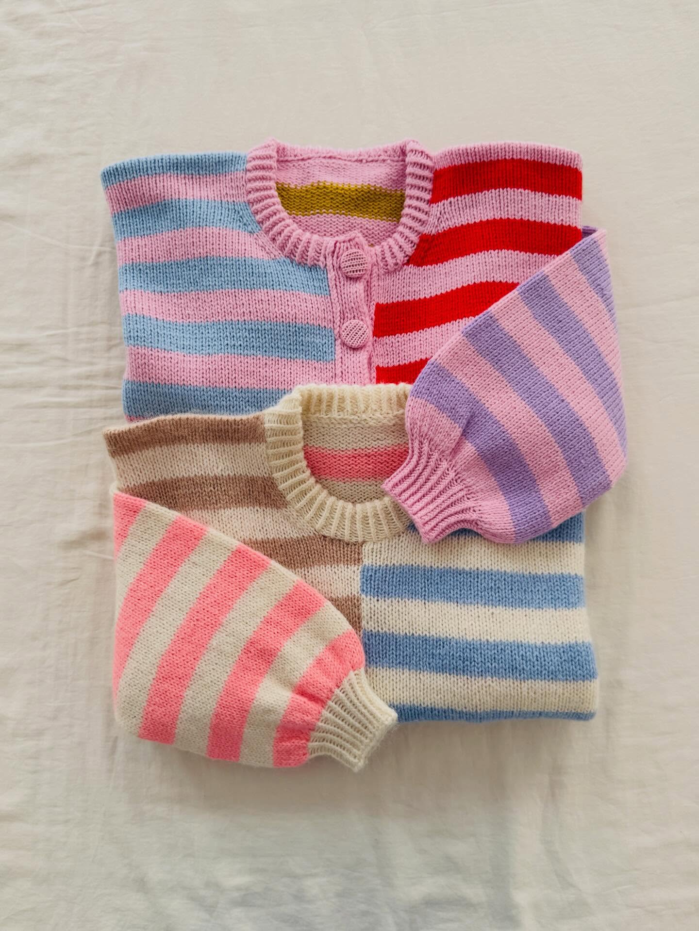 Sweater or Cardigan, what will you choose? 🥰😍 Luckily, you don’t have to decide on sweater or cardigan BEFORE buying the pattern neither BEFORE buying the yarn AND NEITHER BEFORE knitting most of the design, as there is only one small change which will turn the Hilma Cardigan into a sweater 🤩
Both instructions are included in the pattern of the Hilma Cardigan and thanks to the helping hands of @annalilliwolterknitting (who worked up the sweater sample) I can finally show off this 2-in-1-pattern properly 🔥
.
.
.
Pattern by me - #hilmacardigan - and available now in German and in English on my website and Ravelry, still 25 % off until the End of the day 🔥
.
Yarn: Luxury Soft Merino and Halo Brushed Alpaca by @kaosyarn
.
Advertising
.
#knitting #knitknitknit #strickenmachtglücklich #stricken