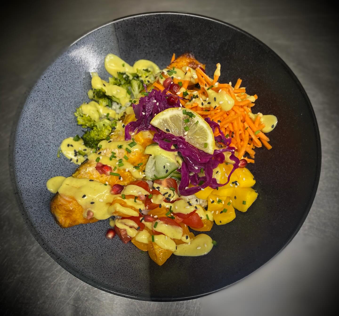 Venez fêter l’arrivée du soleil et vous régaler avec notre délicieux Poke Bowl saumon 😍 en terrasse ou dans notre salle cosy, venez déguster ce plat plein de saveurs #faitmaison #restaurant #guerande #saumon #pokebowl