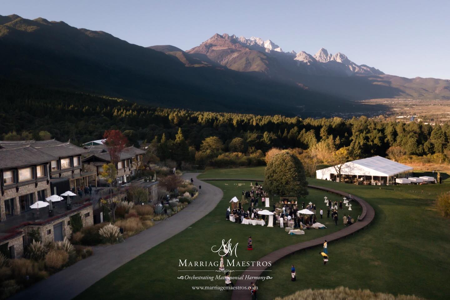 A warm welcome set against the dramatic Jade Dragon Snow Mountain, where love rises even higher ๐ค๐๐๏ธโจ
.
.
.
Wedding Planner: @marriagemaestros @weddingmaestros
Photographer: @wirunkultanphotography
Videographer: @krirakrit
Floral: @poppypod.floral
Venue: @hyllavintagehotel
#hkweddingplanner #hkwedding #mmcouple #mmweddings #marriagemaestros