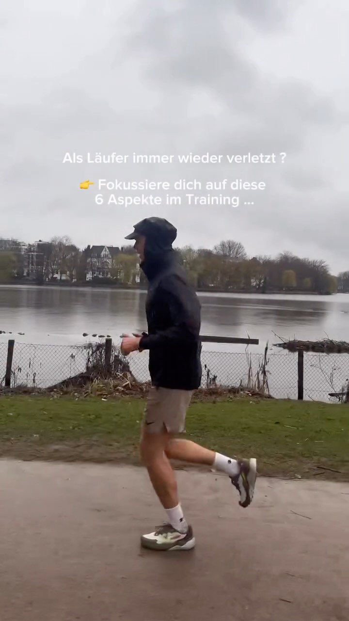 Fokussiere dich im Training auf diese 6 Aspekte ⬇️
👉 Einbeinige Kraft�Laufen ist eine Abfolge von Einbein-Stützphasen. Defizite hier erhöhen die Belastung auf passive Strukturen.
👉 Kapazität der hinteren Kette�Glutes und Hamstrings absorbieren und erzeugen Kraft. Zu geringe Kapazität führt zu Überlastungen und potenziell Verletzungen.
👉 Hüft- und Beckenkontrolle�Instabilität hier führt zu ungünstigen Belastungen im Knie und Sprunggelenk. Grundlage für effiziente Energie Aufnahme und Übertragung durch den Körper.
👉 Maximale Kraft in den Waden�Bei jedem Schritt wirkt das mehrfache des Körpergewichts. Starke Waden sind nicht das einzige, aber grundlegend für weniger Verletzungen im Fuß Bereich.
👉 Sprunggelenk-Stabilität & Mittelfuß-Kontrolle�Wichtig für die Nutzung des Stretch Shortening Cycles (Energie) und effizientere Kraftübertragung in den Boden.
👉 Stabile Körpermitte�Eine effiziente Kraftübertragung setzt einen kontrollierten Rumpf voraus – sonst kompensieren andere Strukturen.
Kurz gesagt: Belastbarkeit ist trainierbar.