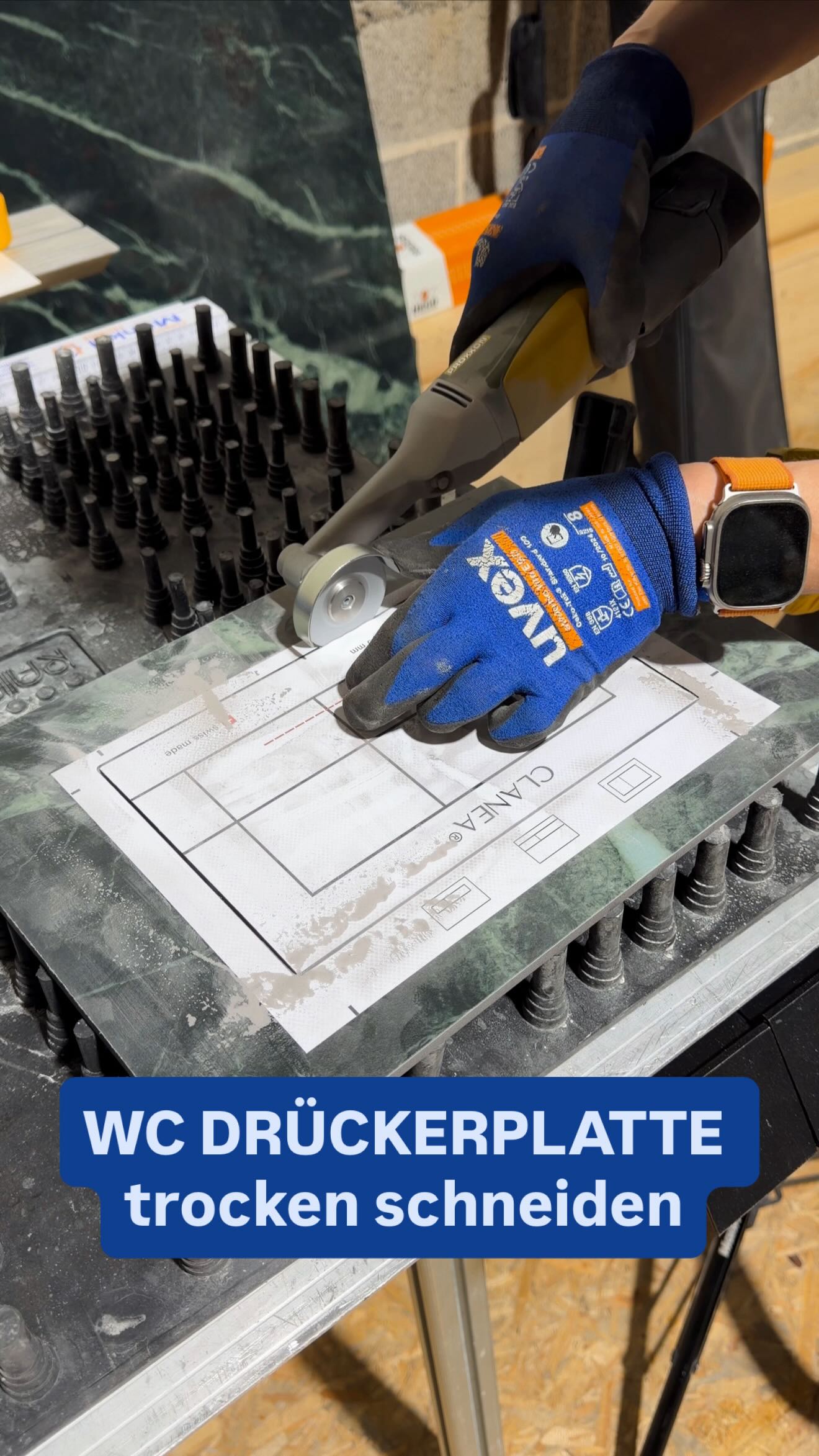 Handmuster einer rahmenlos befliesten WC Drückerplatte mit der neuen Trockentrennscheibe Uni Cut von Proxxon herstellen.
Alle hier gezeigten Werkzeuge könnt ihr bei @karldahm bestellen!