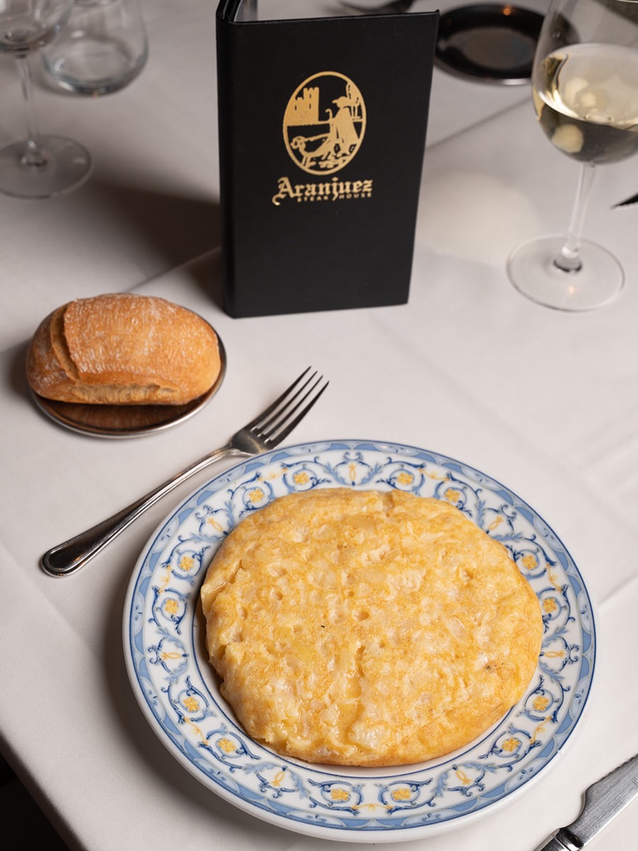 La sencillez que conquista ✨
Nuestra tortilla gallega de Betanzos, jugosa por dentro y dorada por fuera, es puro respeto al producto y a la tradición.
Huevos, patata… y el punto perfecto que la hace inolvidable.
#TortillaDeBetanzos #AranjuezSteakHouse #Madrid #Tradición #GastronomíaEspañola