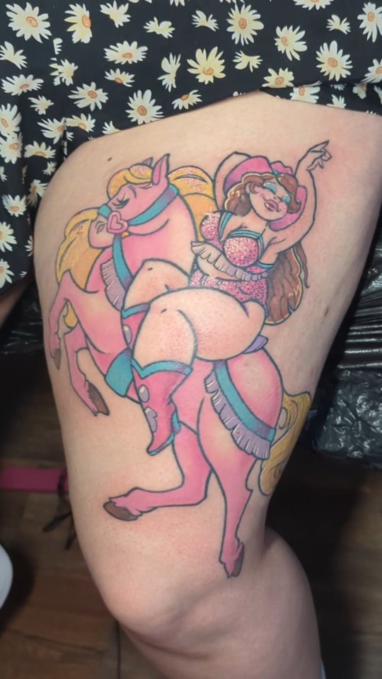 I know it's not exactly: "Don't film your work, Film yourself working." approved. But I'm really proud of this tattoo. I hope you like it too. 🩷
-----------------------
#chappelroan #pinup #bodyconfidence #plussize #colortattooartist
