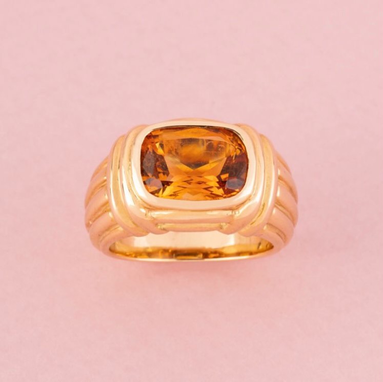 Bague BULGARI en or jaune 18K sertie d’une citrine rectangulaire facettée en serti clos.
Travail des années 80.
Taille de doigt : 48,5 ( FR )/ 4,75 ( US )
Poids brut : 13,4 g
Hauteur : 1,1 cm
Poinçons : BVLGARI ( partiellement effacé ),
750, numéro d'enregistrement d'atelier italien