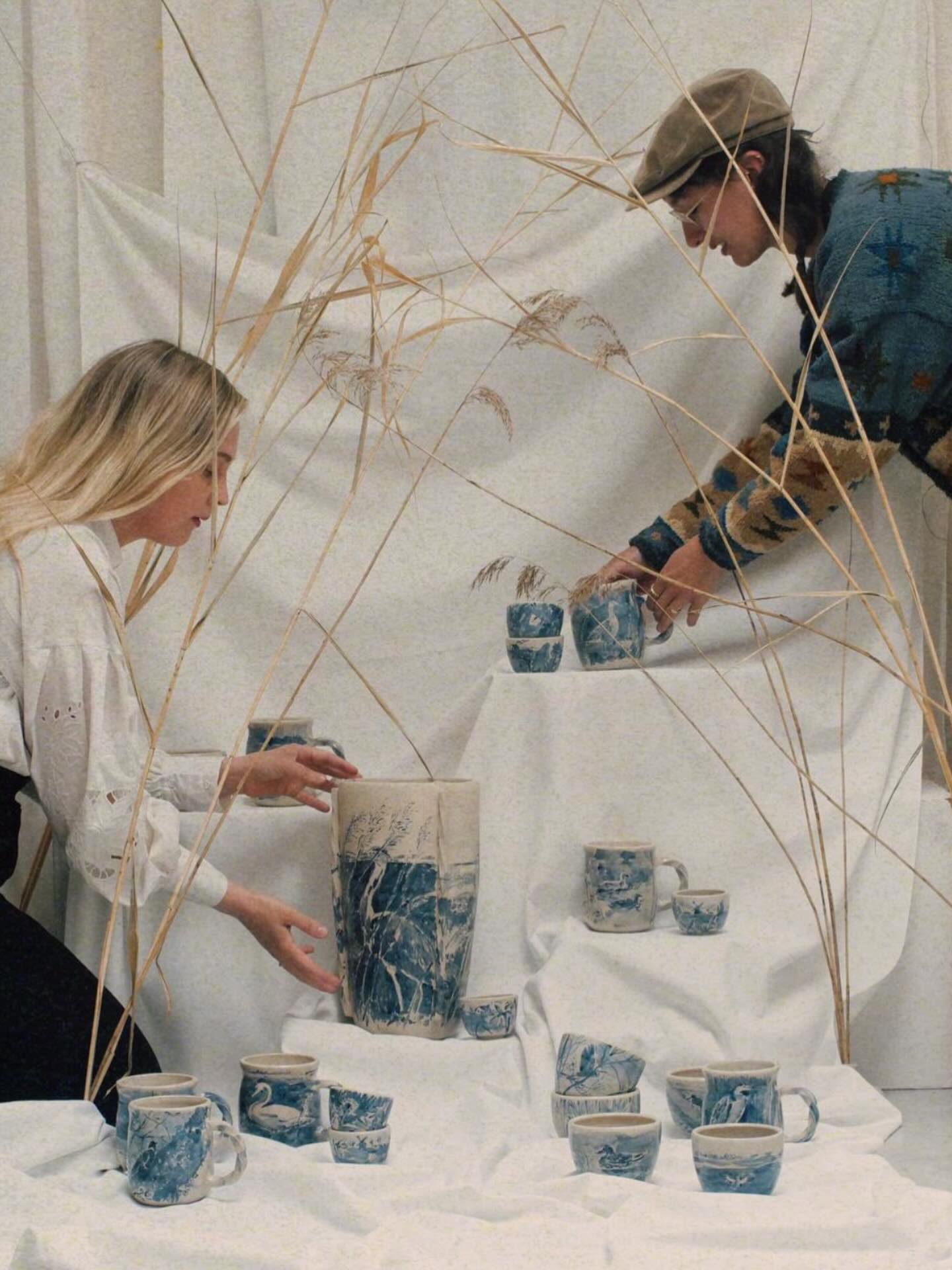 A collection inspired by nature, made from nature, by us as we are. Filled with birds that move from winter to spring, a time that we love. Filled with the flowers that grow first. The awakening of the green, the nests, the sunlight. Made to enjoy (with BIG mugs that can carry 800ml!!).
We welcome you at both of our sites, the Awakening collection is online!! Link in bio!
#handpaintedpottery #ceramics #birds #art #delftsblauw