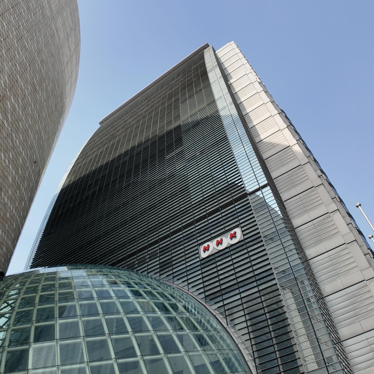 この度、京都の技術会社と契約して NHK大阪放送局でドラマのカメラアシスタントをする事になりました。
中学の職業体験の時に将来NHK大阪放送局で働きたいとNHKの人に言っていたのですが、まさか本当に現実になるとは!