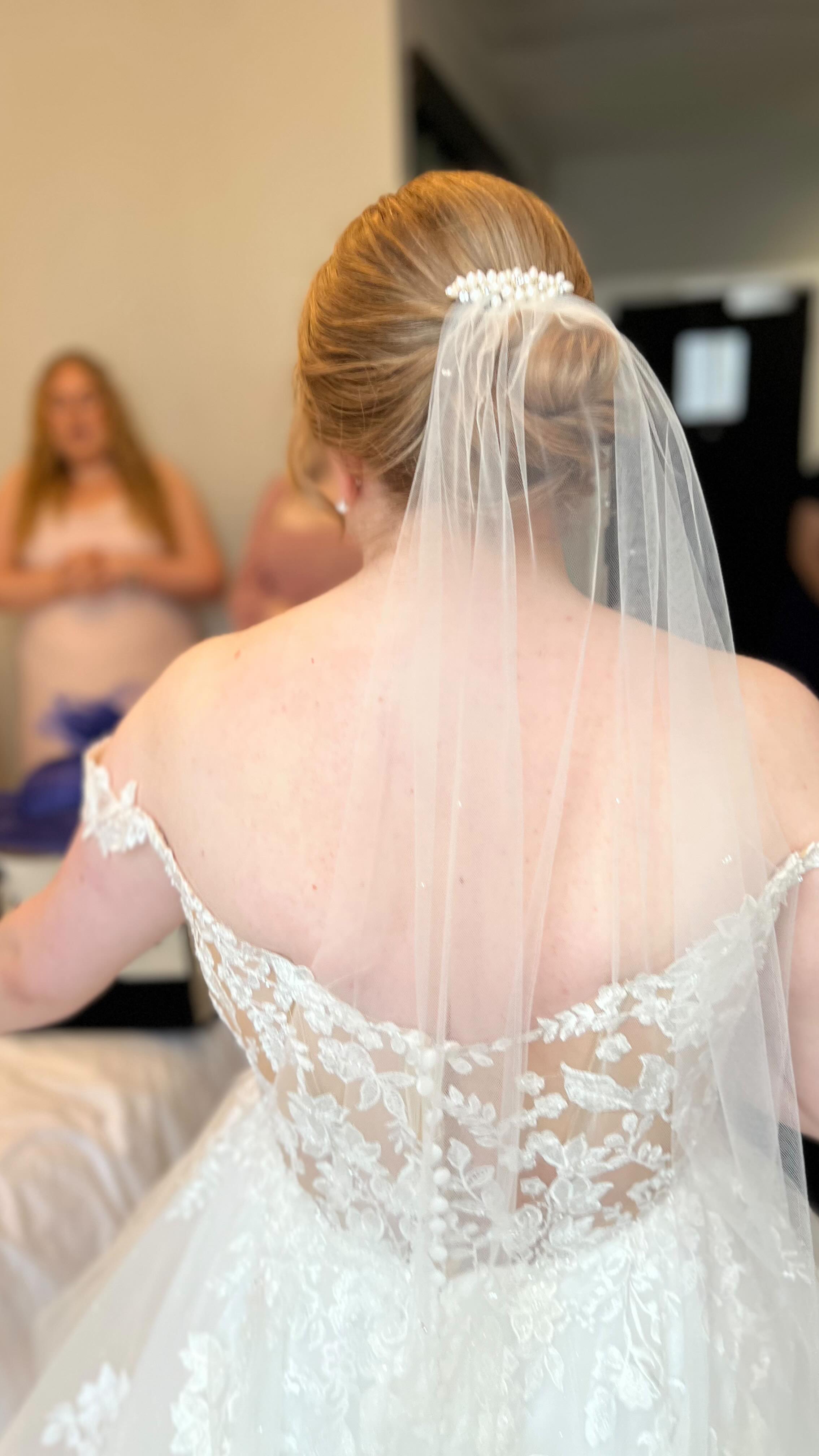 Soft elegance, timeless beauty ✨
A classic low bun for our stunning bride—effortlessly graceful and made to last from “I do” to the final dance. Every detail, every pin, placed with love 🤍
Bridal hair that feels as beautiful as it looks.