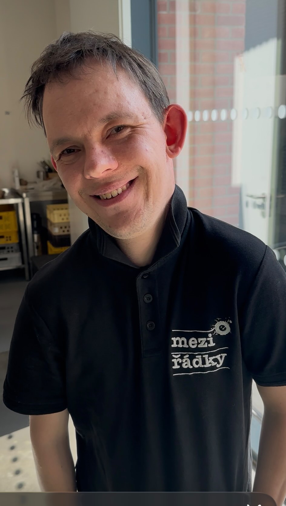Martin, náš smíšek. 😊 Začínal u nás jako pomocná síla v kavárně. 💛
Dnes vytrvale pracuje na tom, aby jeho káva byla co nejlepší.
Každý jsme dobrý v něčem jiném. Každého baví něco jiného.
A vždycky je něco, co můžeme dělat ještě o trochu líp.
Důležité je mít tu možnost. 💛
#etincellecz #meziradky #hendikepneniprekazka #socialnipodnik #kavarna