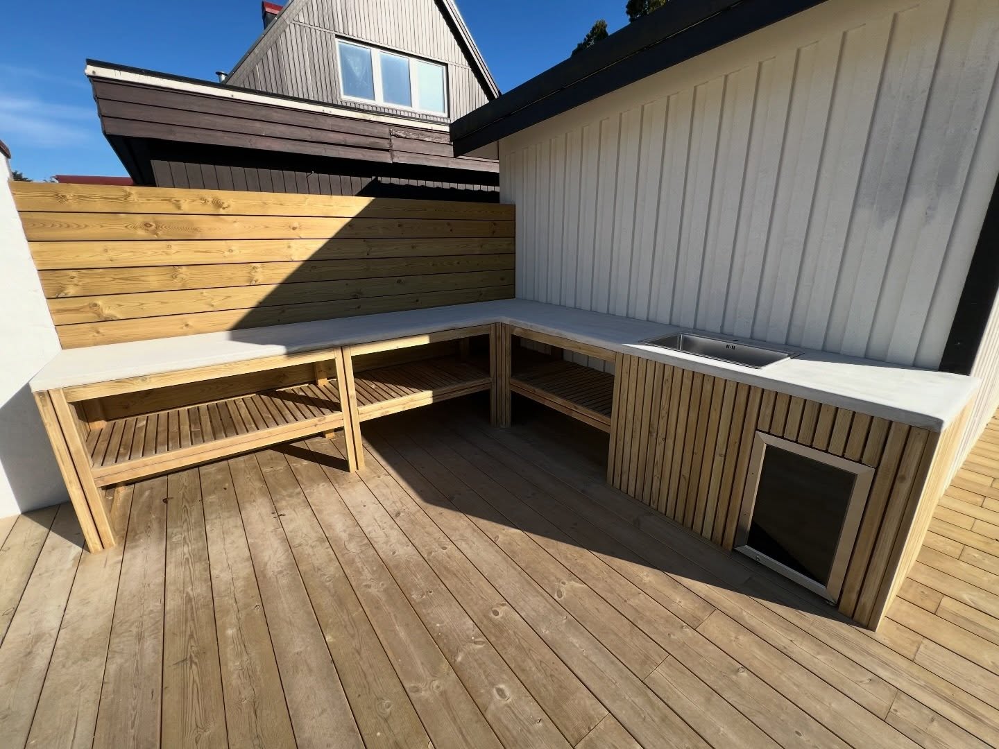 One part of a larger #Malmö based project.
Maj designed the outdoor kitchen and the team built it.
A #fridge surrounded by high quality #tryckimpregnerat details.
The kitchen was finished with a betong work top and a #sink was installed.
All ready for those spring summer evenings
👌☀️🍷🍗