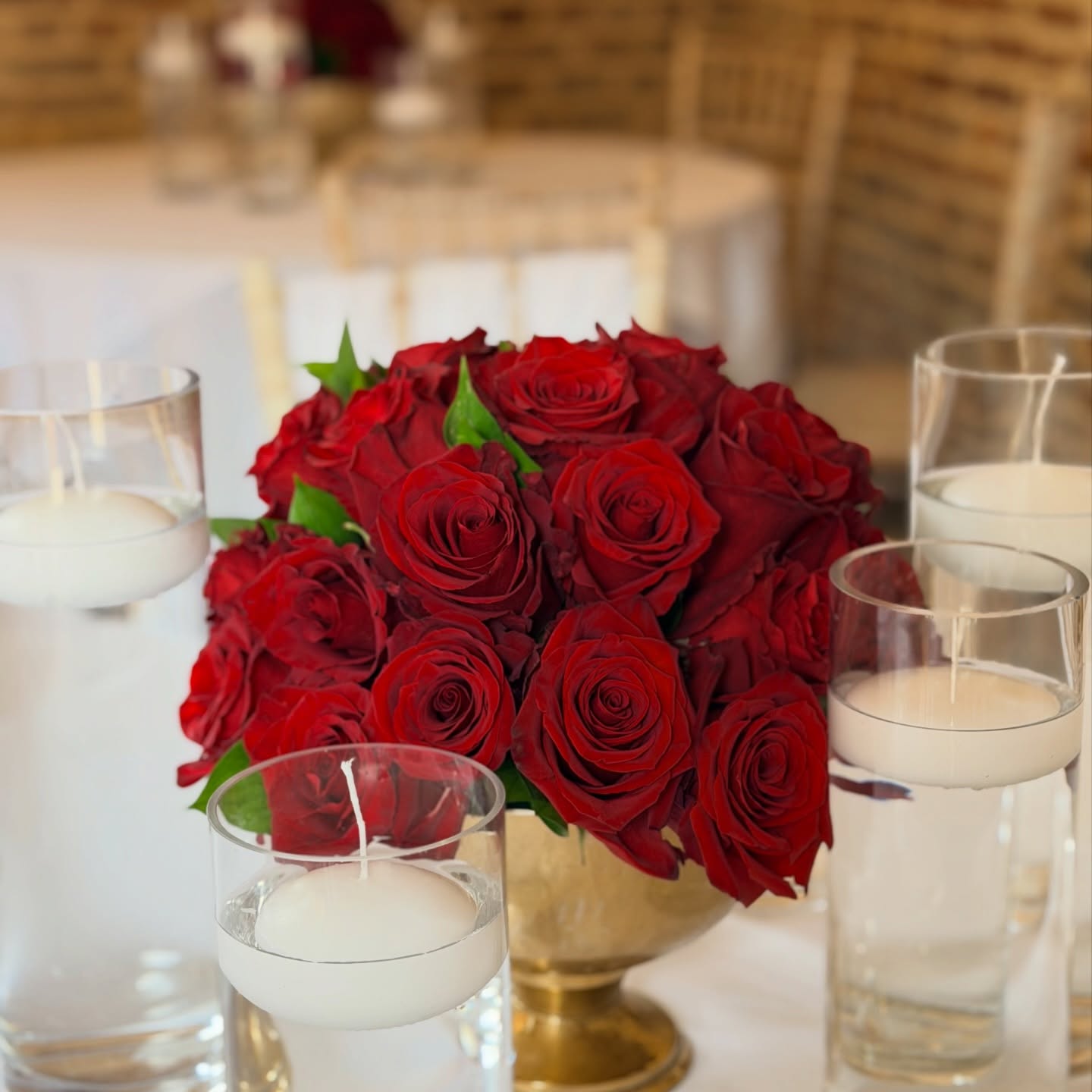 Congratulations to @charlottelquisemuscat & @liamfuckingyoung who were married yesterday @leezprioryweddingvenue
Such an amazing wedding in the beautiful sunshine. Congratulations to you both! ❤️🌹
#wedding
#weddingflowers
#redroses