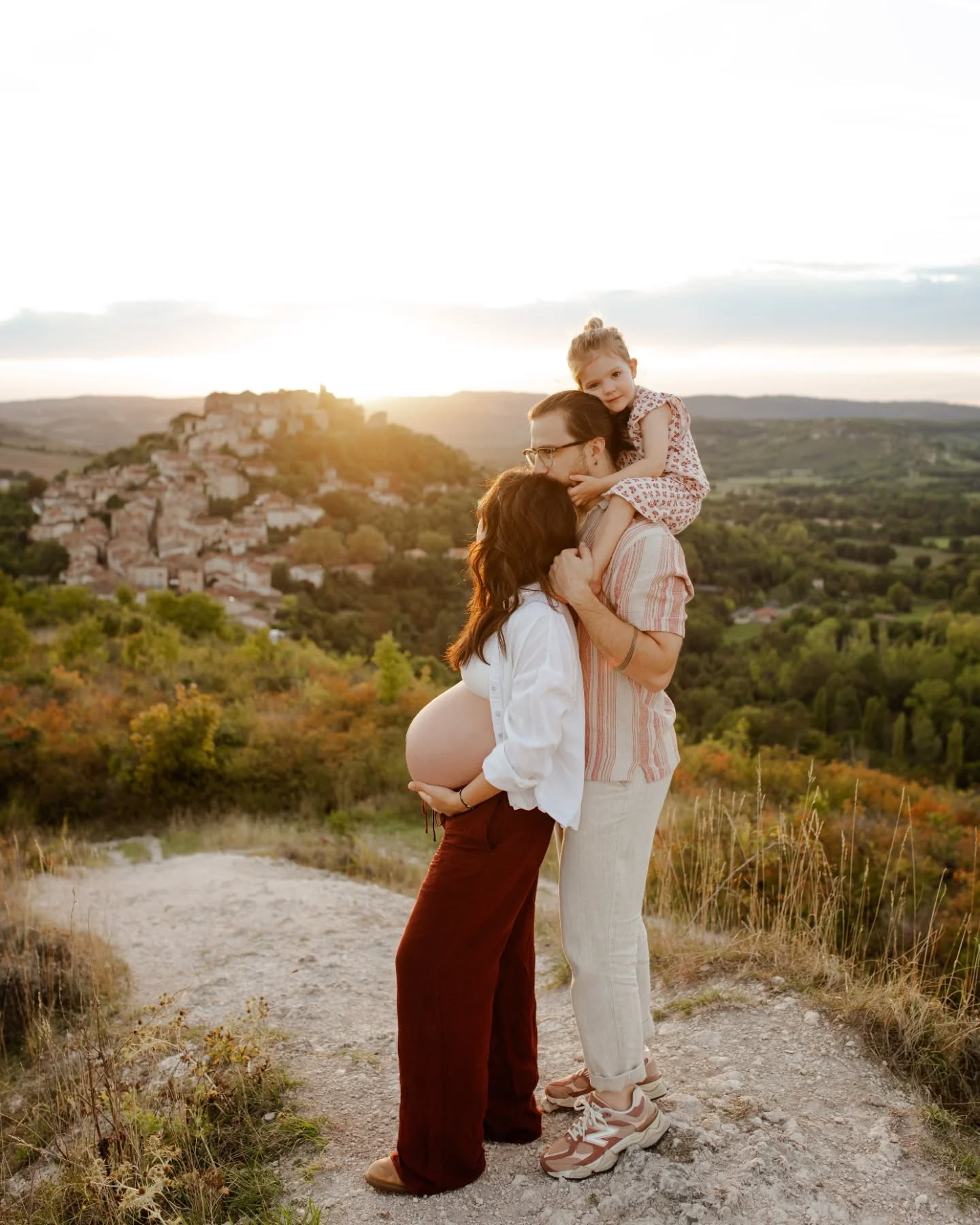 La sublime petite famille de Léon et Cindel ☀️🐞
Une lumière tout aussi folle que le spot, une petite fille pétillante, une superbe rencontre et des souvenirs pour la vie.
Et si on construisait ensemble un bout de l'héritage de vos enfants ?
Contactez-moi 💛
www.edenlbphotographe.fr (lien en bio)
#photographealbi #photographecarmaux #photographegrossessealbi #photographefamille #photographenaissance