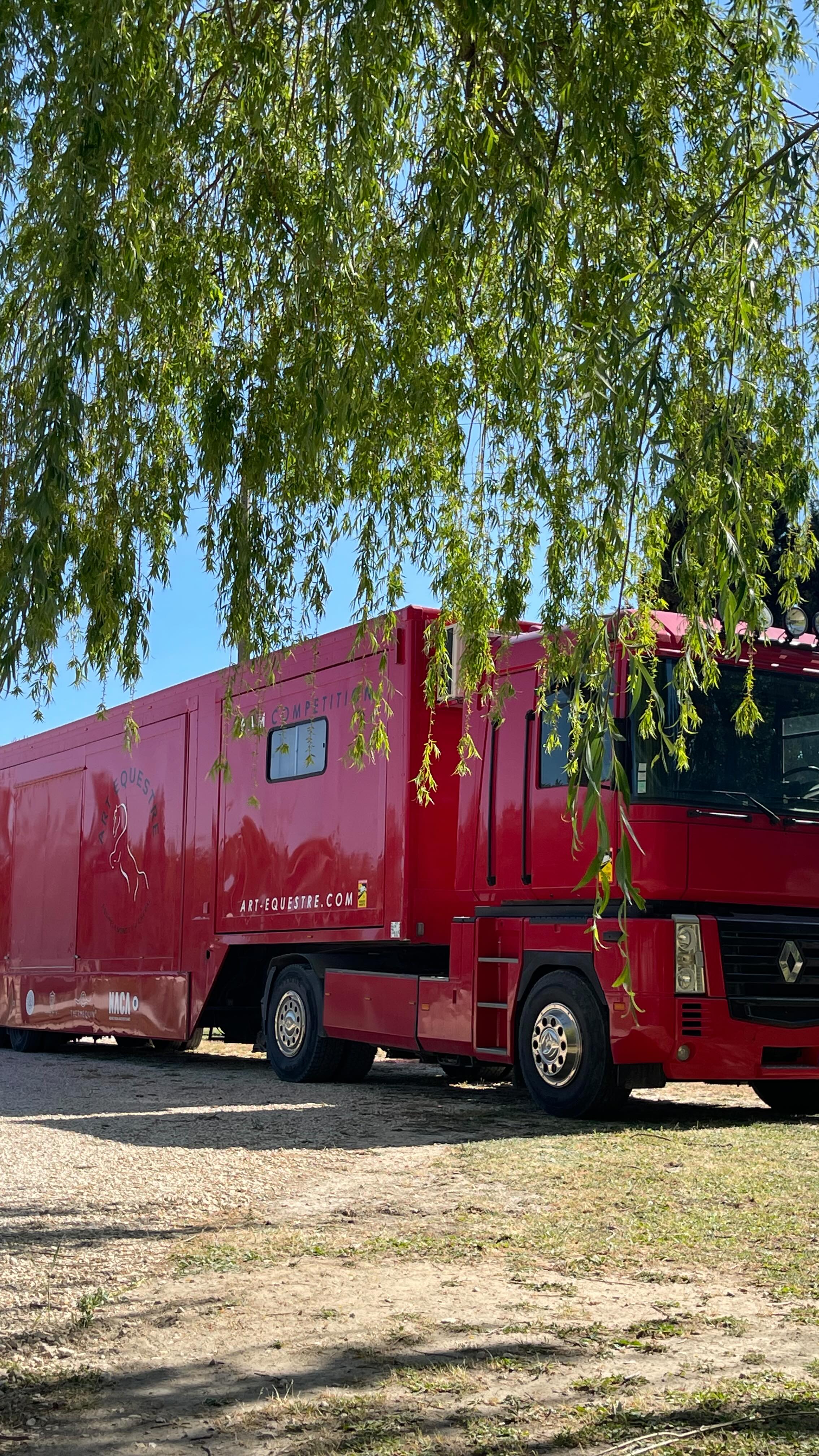 1993-2026 🎂33 ans à vos côtés c’est pas rien
🚚 Bébé Big Truck sillonne les routes du Grand Sud
📆 Planning :
👉 Les 25 & 26 avril : TDA du CHAM
# C’est là que tut a commencé
👉 Du 30/04 au 03/05 d Haras de la Gesmeray
# Prenez vos maillots 👙
👉 Du 8 au 10 mai: TDA Nîmes du Grand Mas d’Assas
# venez nombreux
👉 Du 28 au 31 mai: Grand Mas d’Assas
#on fait l’apéro ?
☺️ Bien évidemment notre superbe boutique de 400m2 à Plan de campagne ouverte du mardi au samedi
Art Équestre à vos côtés depuis 1993 👉 Qui peut dire mieux 🤫🫣