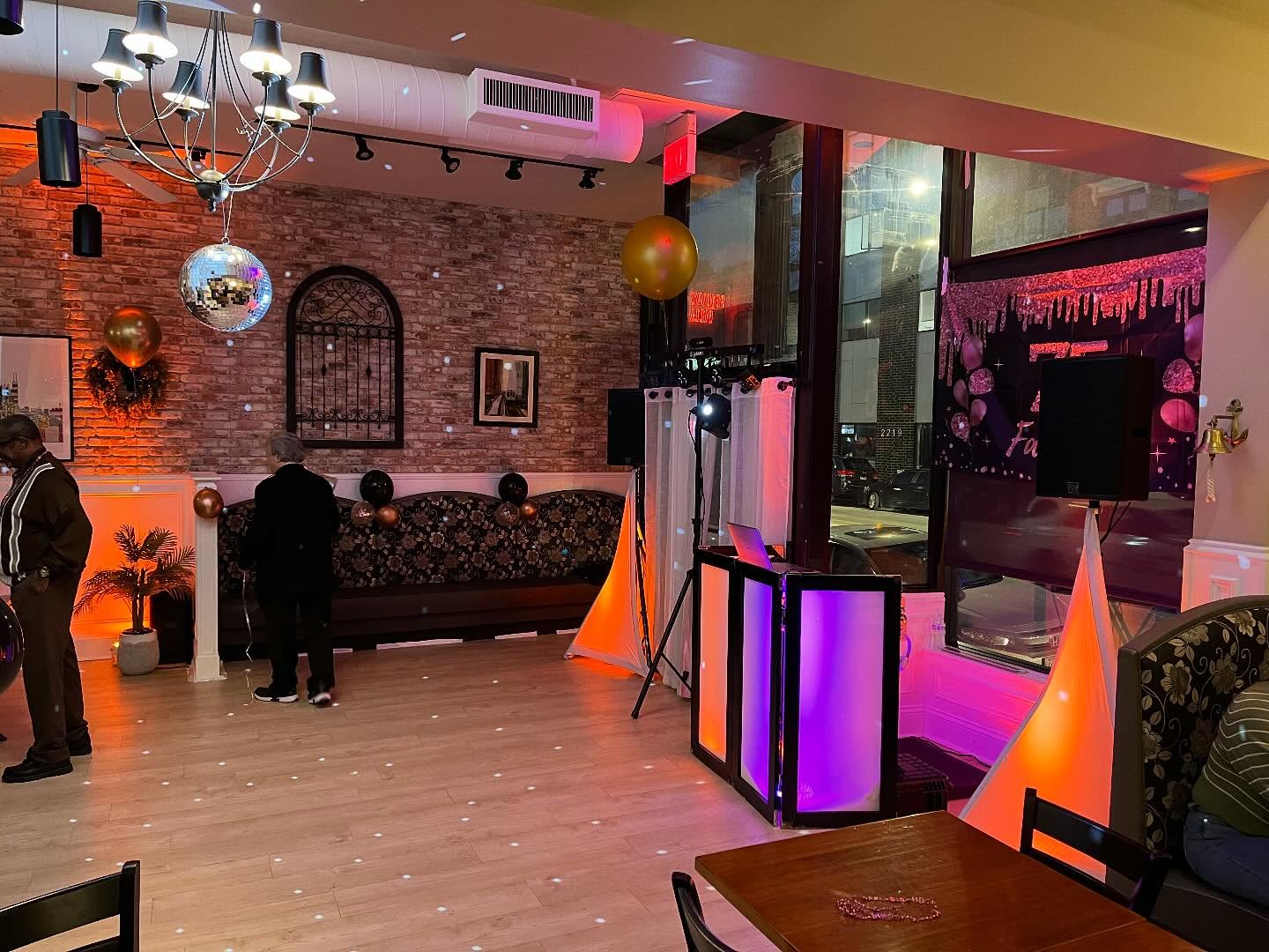 Intimate birthday party for a client in Lincoln Park at the restaurant where I normally play piano. Disco ball, special performance of the LaBelles and lots of oldies ππΆ