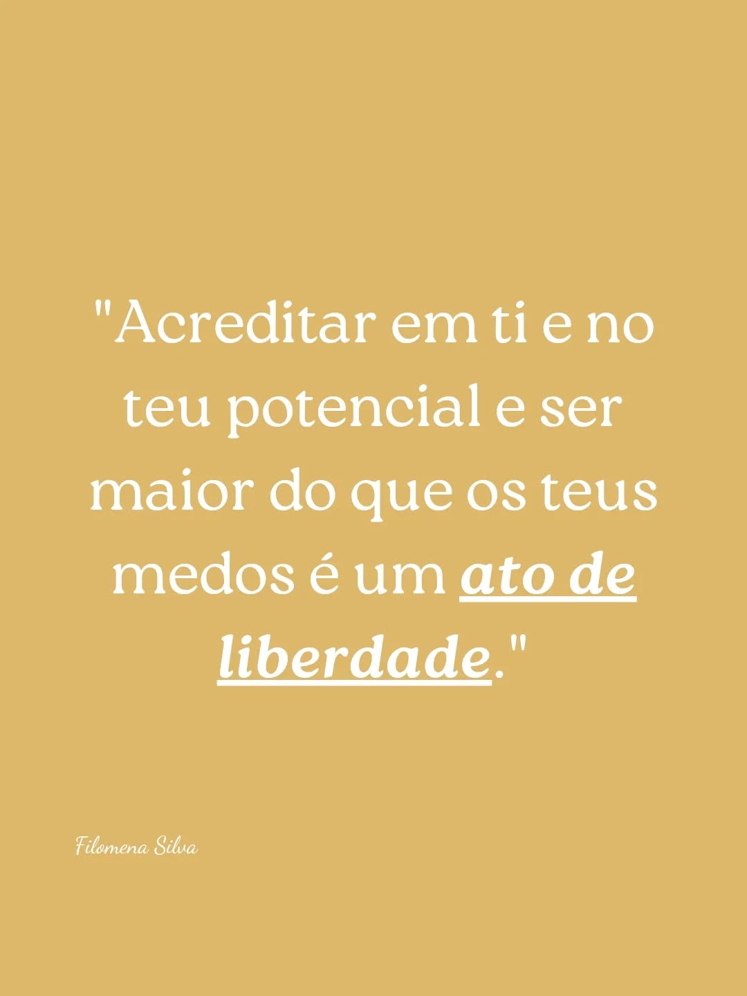 Se soubesses o quanto os meus medos sabotaram o meu negócio no início... provavelmente ias reconhecer-te em mais coisas do que imaginas.
Não foi por falta de capacidade.
Não foi por falta de ideias.
Nem sequer foi por falta de iniciativa.
Foi medo.
Medo de não resultar.
Medo de ser julgada.
Medo de expor o meu trabalho e perceber que, afinal, podia não ser suficiente.
E, sem dar por isso, comecei a construir o meu negócio com base nisso e a duvidar de cada passo.
Até perceber algo que mudou tudo:
Muitas das crenças que eu achava que tinha sobre mim... nem eram minhas.
Foram opiniões que ouvi e interiorizei.
Foram expetativas que absorvi.
Foram limites ignorados que aceitei sem questionar.
E quando começas a observar estas dinâmicas com clareza, algo muda.
Percebes que as opiniões dos outros são só isso: opiniões. Que as perceções dos outros são só isso: perceções.
E que continuar a viver com base nisso… também é uma escolha. Mesmo quando não é consciente.
O que realmente te define não é o que os outros pensam, dizem ou acreditam sobre ti.
É o que decides fazer ao longo do teu percurso, apesar disso.
No momento em que escolhes não te encolher para caber... começas finalmente a expandir.
E isso nem sempre agrada a toda a gente.
Por isso, escolhe bem quem te rodeia.
Fica perto de quem celebra as tuas conquistas. De quem te apoia, mesmo quando nem tudo corre como planeado. E de quem quer, genuinamente, ver-te crescer.
Acreditar em ti e no teu potencial e ser maior do que os teus medos é um ato de liberdade. 🙌