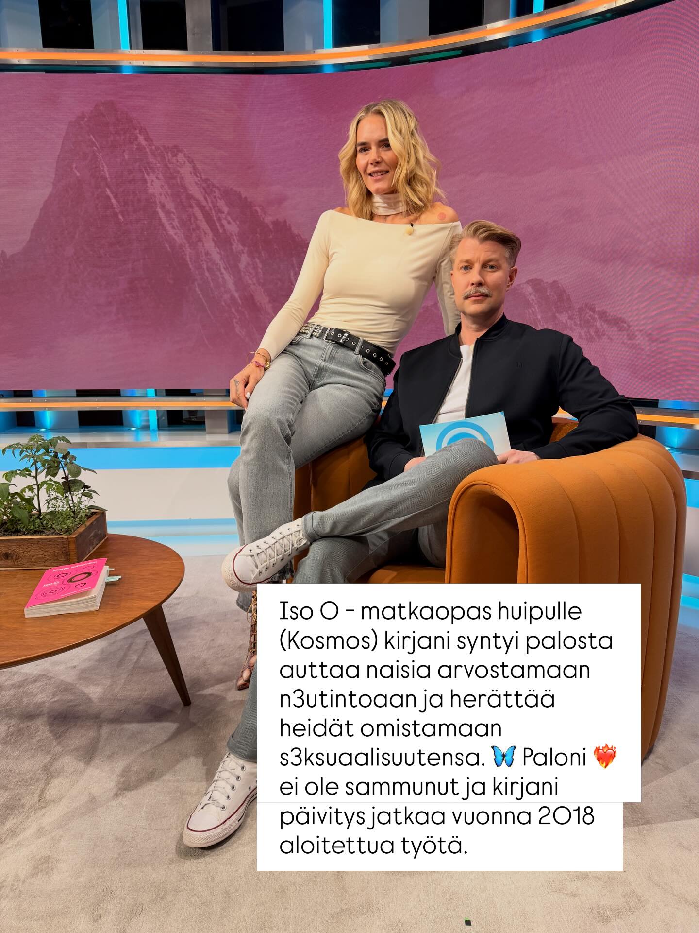 Kun sydän palaa ❤️🔥 johonkin, ei voi kuin mennä ja tehdä ja niin kävi mullekin. Vuonna 2018 kun kirjoitin Iso O - matkaopas huipulle @kosmoskirjat kirjani alkuperäisteoksen, jotkut kollegat varoittelivat olenko valmis menenään julkisuuteen ja tiedänkö riittävästi. Yhdestä jopa piti tehdä poliisille ilmoitus, kun häiriköinti meni uhkailuksi. Mikään ei voinnut silti sammuttaa mun liekkiä. 🔥
Eikä mun edes joidenkin entisten opettajien mukaan olisi pitänyt pystyä kirjoittamaan kirjaa, olinhan lukihäiriöinen, levoton ja liian äänekäs tyttö. Osan mielestä varmaan ongelma tapaus ja yo-kirjoituksissakin sössin.
Aina on onneksi löytynyt joku ketä on uskonut muhun, ilman heitä en olisi telkkarissa, radiossa ja podeissa puhumassa kirjastani. 💫@mikkoaarne kysyi ekan kirjani jälkeen, mitä haluan kirjoittaa ja sanoin, että naisen n3utinnosta. Kahdeksan vuotta myöhemmin soitin taas Mikolle saman ja sanoin, et mun on päästävä kirjoittamaan. Siitä alkoi Iso O -kirjan päivitys viime keväänä. 😍
Unelmani kirjoittaa on vaatinut ihan helvetisti duunia, jos rehellisiä ollaan. 😄 Se on ollut myös perheelle aina uhraus äidin unelmille ja Murulle kumppanina. 🩷 Samaan aikaan, kun oon katsonut meidän lapsia oon halunnut entistä enemmän kirjoittaa kirjani ja levittää oikeilla nimillä tietoa naisen s3ksuaalisuudesta, koska se vaikuttaa meihin kaikkiin ja tuleviin sukupolviin. Oon halunnut myös näyttää miten tärkeää on tehdä sitä mitä rakastaa, mille sydän palaa. ❤️🔥
Yksin en tähän olisi pystyny, isoin tukeni Iso O -kirjan päivityksen kanssa oli kustannustoimittajani @tiinaeskola .Jos joku uskoo muhun, on terapeutille terapeutti ja osaa ratkaista pattitilanteita, se on Hän suurella sydämellä. ❤️ Ja se mitä en ole osannut niin hyvin on täydentynyt upeiden vieraskynä kirjoittajien avulla.
Viimeisin suuri askel oli aloittaa tänä keväänä enkun opinnot @coachinglanguage Jayden ja Justinin kanssa. Koska paloni ❤️🔥 vetää mua edelleen ja haaveeni on viedä kirjani maailmalle eikä suostua olemaan hiljaa häpeän takia. Se tarina on muuttumassa, mä pystyn tähänkin heidän tuellaan 💪 ja tuntemalla jo unelman elävänä. ✨
#unelma #kirjoittaminen