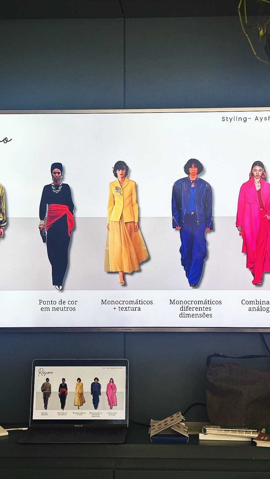 Muitas vezes, a frustração com o guarda-roupa não está na falta de roupa, mas na falta de direção: você compra, testa, tenta mudar… e mesmo assim sente que ainda não se reconhece no espelho. Isso acontece porque se vestir bem não começa na roupa, começa no autoconhecimento, e quando você entende sua essência, sua rotina, seus objetivos e a imagem que deseja transmitir, suas escolhas deixam de ser aleatórias e passam a ter intenção. A Consultoria de Imagem não é sobre te transformar em outra pessoa, mas sobre alinhar sua imagem com quem você realmente é, e quando isso acontece tudo fica mais leve: comprar melhor, combinar melhor e principalmente se sentir mais segura com a própria imagem!
Se você sente que está nessa fase e quer construir uma imagem mais autêntica e estratégica, entre em contato comigo que eu vou adorar te ajudar nesse processo ✨