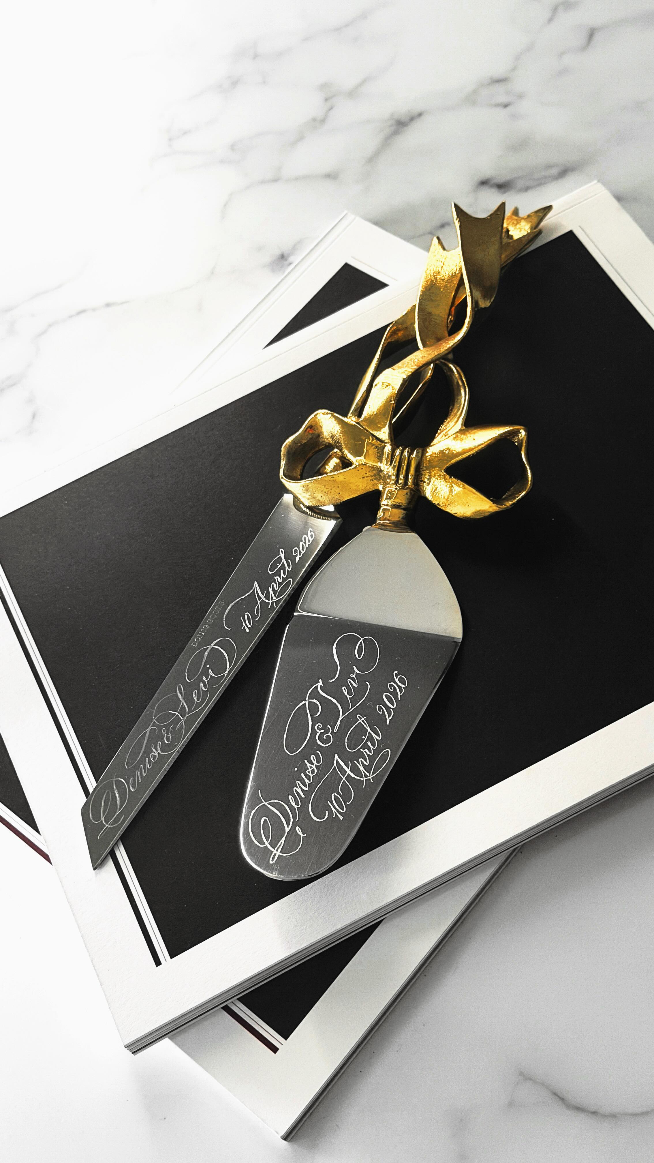 Congratulations to the happy couple and thank you for trusting me with your cake serving set 🥰 I hope you had a wonderful weddingday.
Op zoek naar een manier om je trouwdag nóg onvergetelijker te maken? En ben je dol op smaakvolle details? Ik heb nog wel wat leuke ideetjes! 😉✌🏼😘
@xdenisedaniella
#bruiloftinspiratie #calligraphyengraving #graveren #eventcalligrapher #gravure