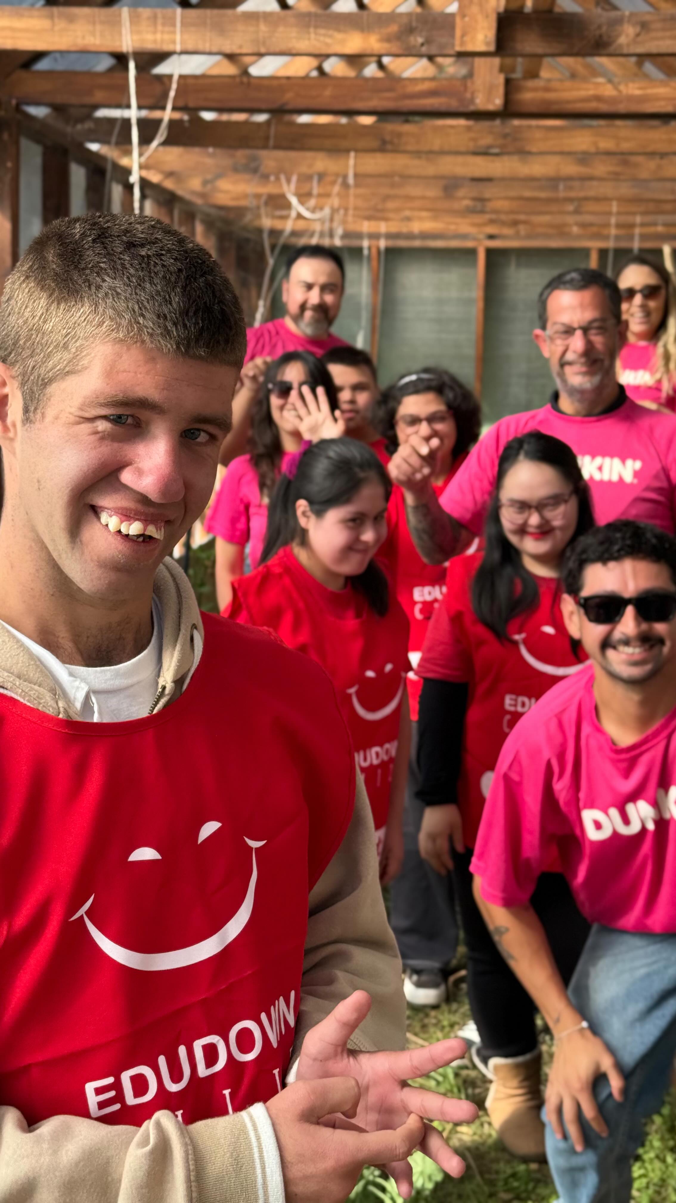 El martes vivimos una jornada de voluntariado llena de alegría junto a @dunkin_chile en el huerto de Edudown.
Fue un día muy especial donde, junto a nuestros jóvenes del programa de inclusión laboral, trabajamos arreglando y dando vida a este espacio que tanto queremos 💚
Compartimos un rico almuerzo y cerramos la jornada con un delicioso café y donas que nos regalaron ☕🍩
Gracias por su compromiso, energía y cariño. ¡Fue una tarde increíble! 🙌
#Voluntariado #Inclusión #Edudown #TrabajoEnEquipo #Huerto #ImpactoPositivo