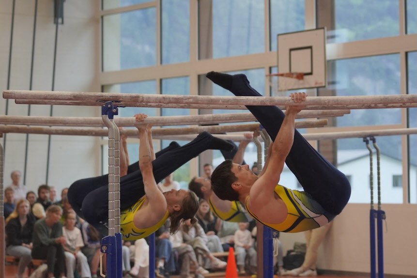 Alle Jahre wieder - das Showtraining vor heimischem Publikum findet grossen Anklang, ganz zur Freude aller Turner:innen. Anschliessend durfte ein gemütlicher Ausklang mit Familie, Freunden und Bekannten natürlich nicht fehlen. Das erste Kräftemessen für Team Aerobic, Barren und Schaukelringe steht in rund zwei Wochen, am @tannzapfe_cup, auf dem Programm. Etwas später, in rund einem Monat, sind wir am @appenzeller_kantonalturnfest am Start. Wir freuen uns auf die bevorstehende Saison - bis bald.
.
.
.
📸 Livia Zgraggen / Muriel Schuler
#tvschattdorf #mehralsturnen #turnenverbindet