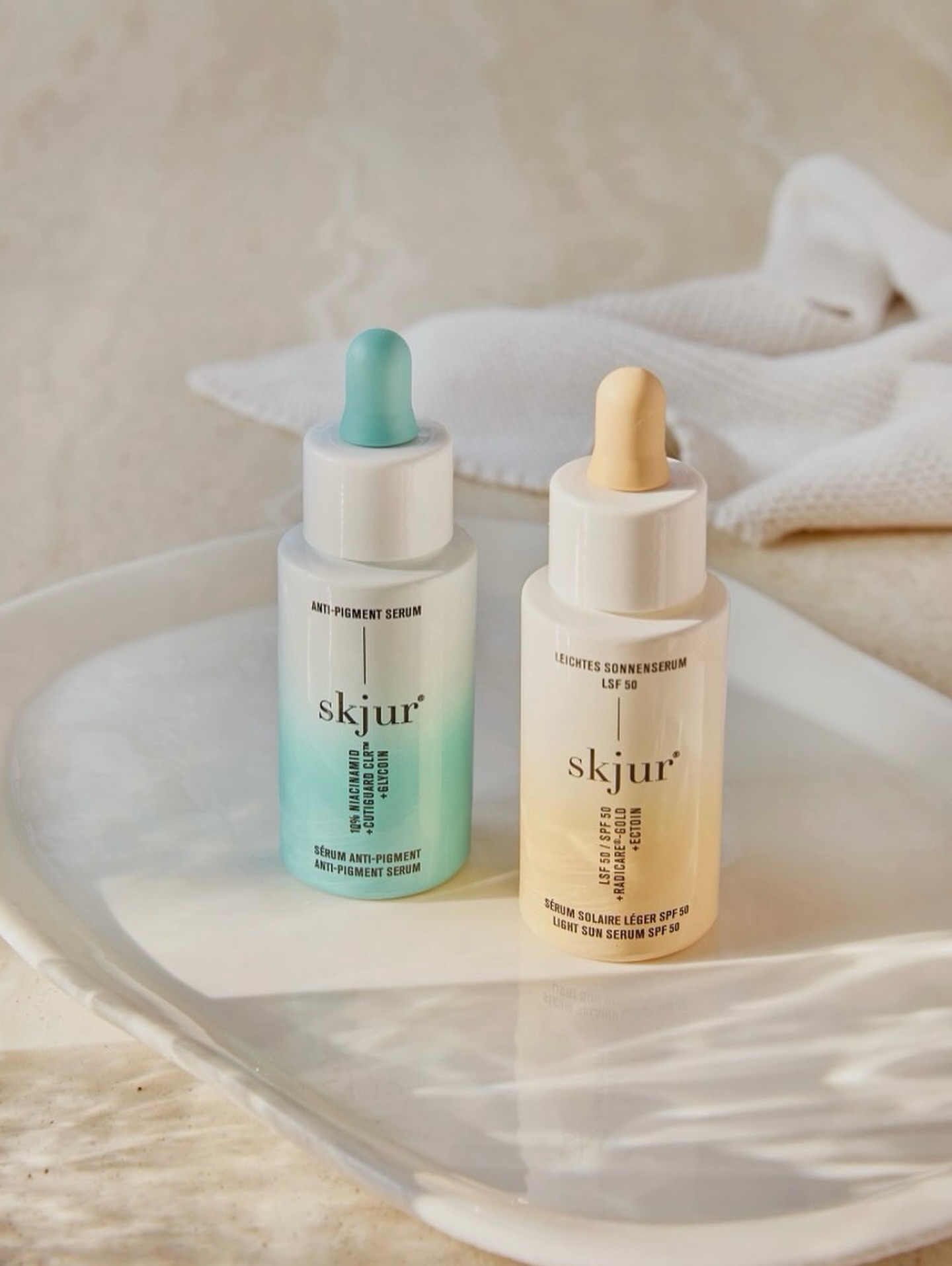 Unsere neuesten Seren gehen gerade richtig durch die Decke und wir verstehen warum! ✨
Das Sonnenschutz Serum LSF 50 ist leicht frisch und perfekt für den Morgen.
Das Anti Pigment Serum mit Niacinamid unterstützt deine Haut über Nacht.
Nutzt du die skjur® Seren schon?!👀
Jetzt entdecken auf www.skjur.shop
#skincare #hautpflege #niacinamid #sonnenschutz #glowingskin und