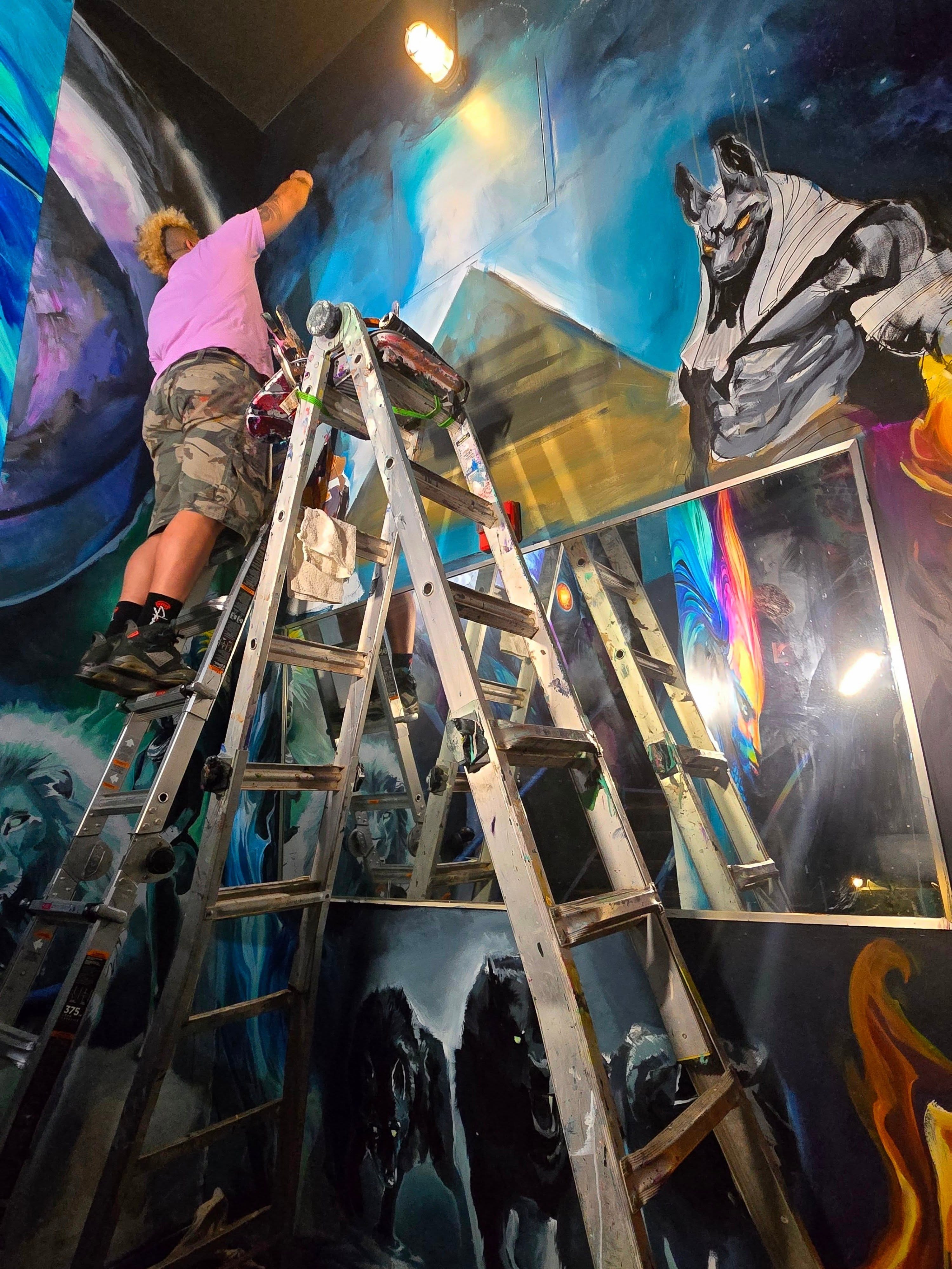 Austin has been a dream 💜 collaborating with the talented @chrisrogersart at the @comedymothership⚡️
#muralartist
#muralart
#austintexas
#magazinedesign
#artmagazine