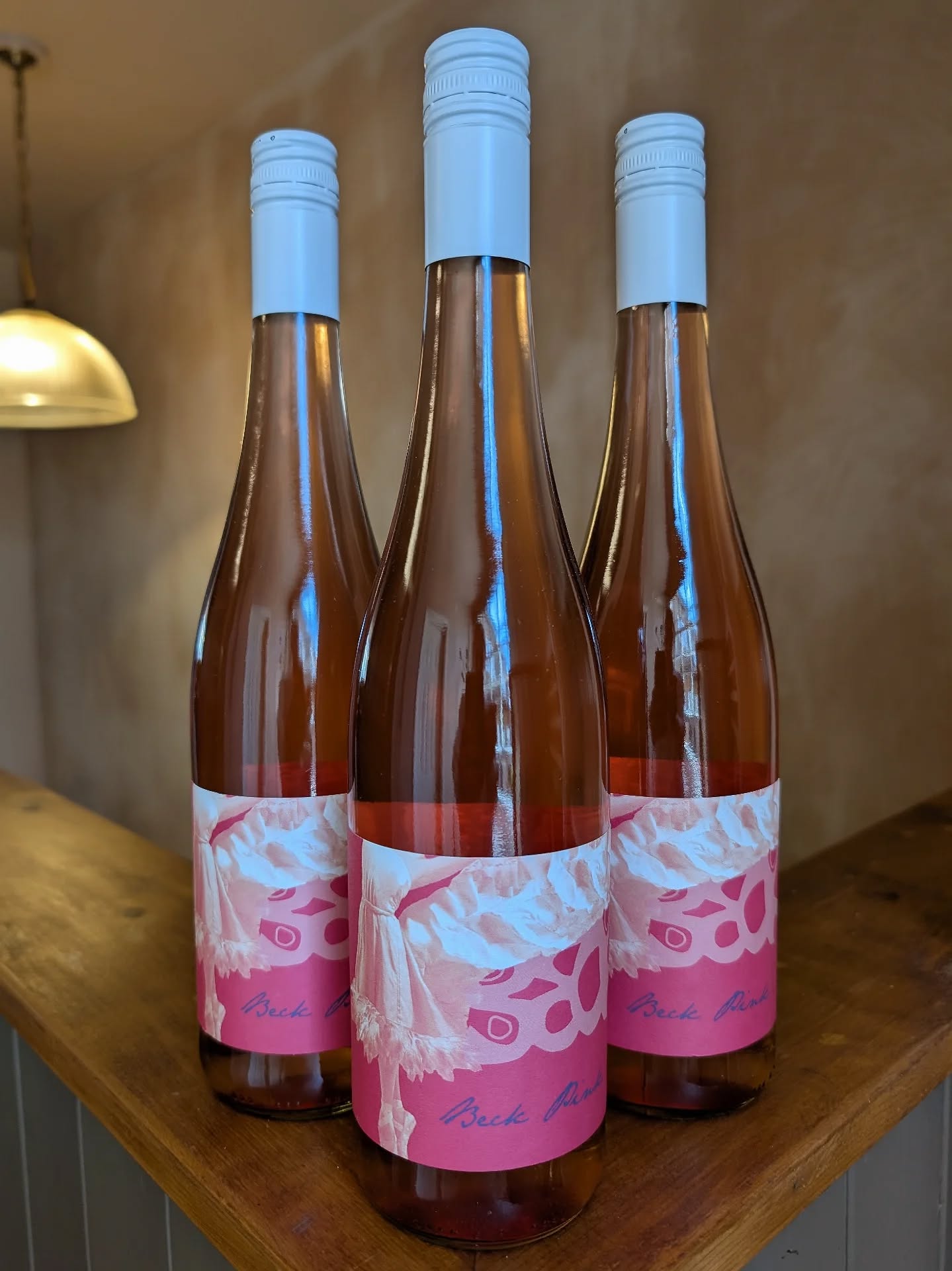 New Beck on the block...
With the sunshine making an appearance this week we thought it was about time to switch up the pinks on the list, with this fantastic Austrian Rosé Pink by Judith Beck.
Clean and refreshing with aromas of raspberries, strawberries and even peaches, it is the perfect little wine to try out on a sunny Friday afternoon... 🌞😎🥂
Open until 9pm tonight, if you fancy popping by.
@visitarundel @discover_sussex @sussexstories @sussexbytheseaarun @sussexexclusive #beckpink #roséwinetime #cafeandwinebararundel #winetastingarundel #juniperarundel