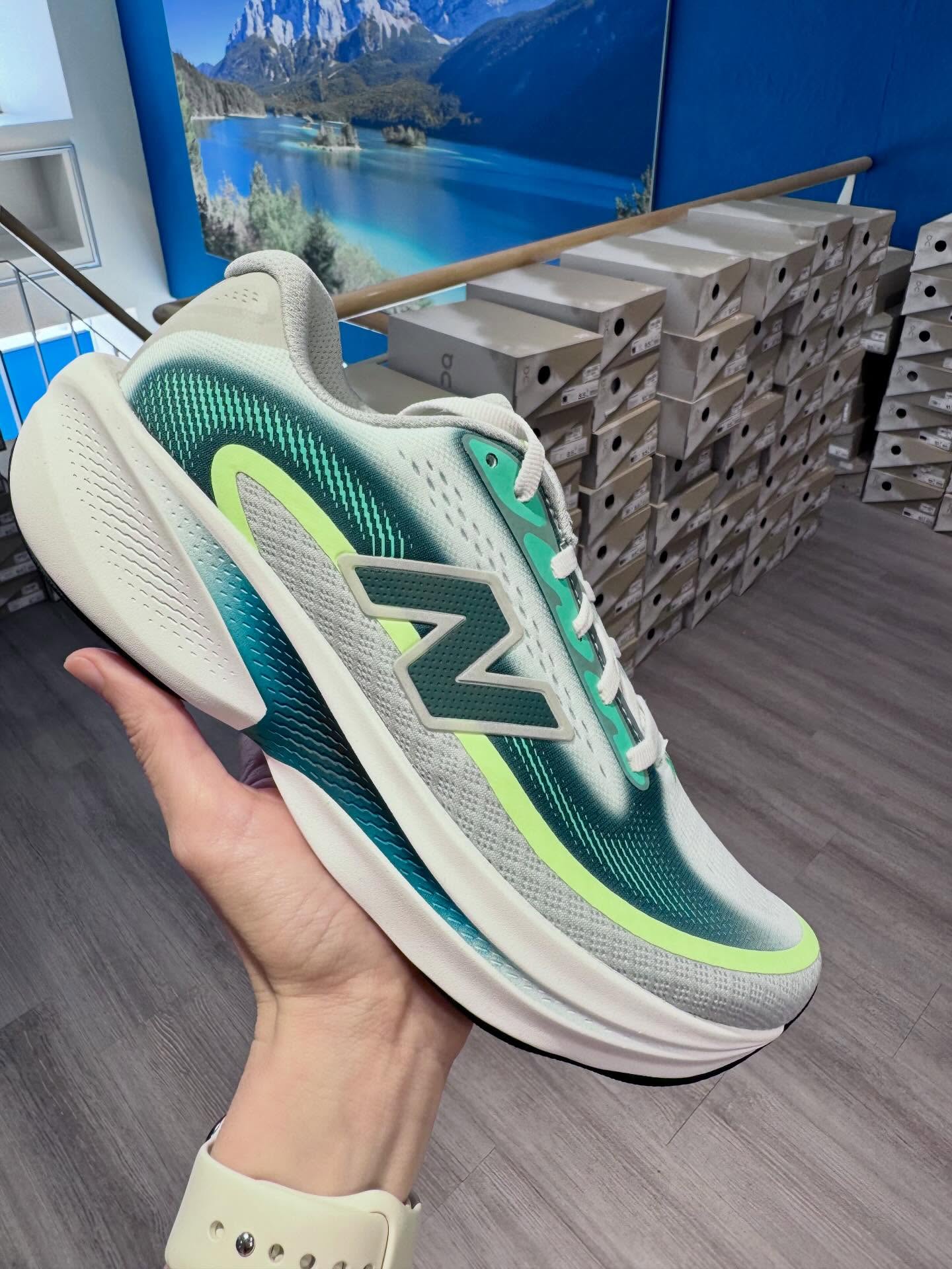 Der New Balance ELLIPSE V1 ist da 🤩
Er kombiniert den weichen Komfort der Fresh Foam X Dämpfung mit einem angenehm federnden Laufgefühl und macht deine täglichen Läufe spürbar entspannter.
👟 Leicht. Komfortabel. Alltagstauglich.
📍 Entdecke und teste ihn bei uns in Freising – gerne auch direkt auf dem Laufband im Store.
#laufenmachtglücklich #freising #newbalance #ellipsev1 #running