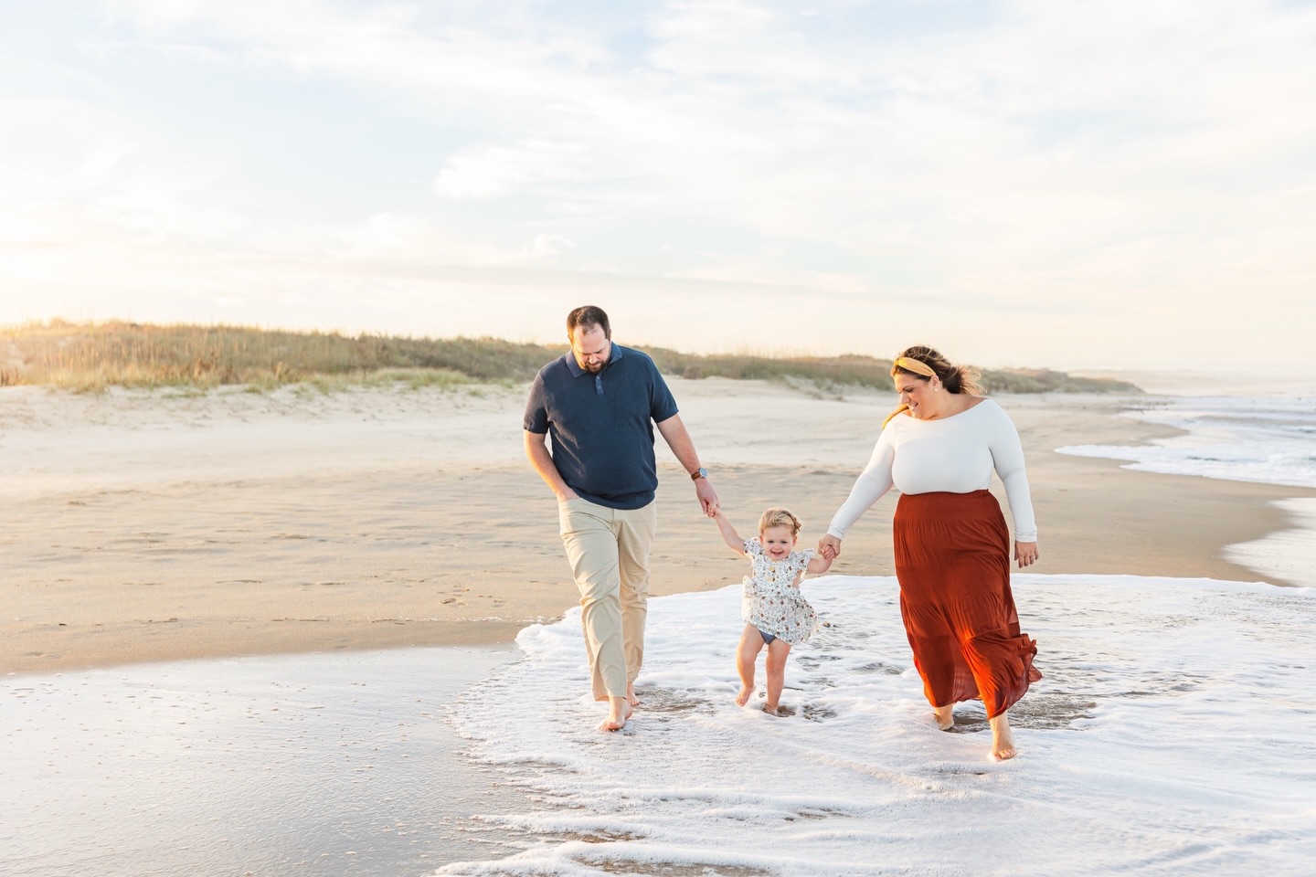 Sun, sand & the sweetest little memories being made ☀️❤️
Spring minis are almost full - just 2 spots left if you’ve been thinking about it - link in my bio to book!