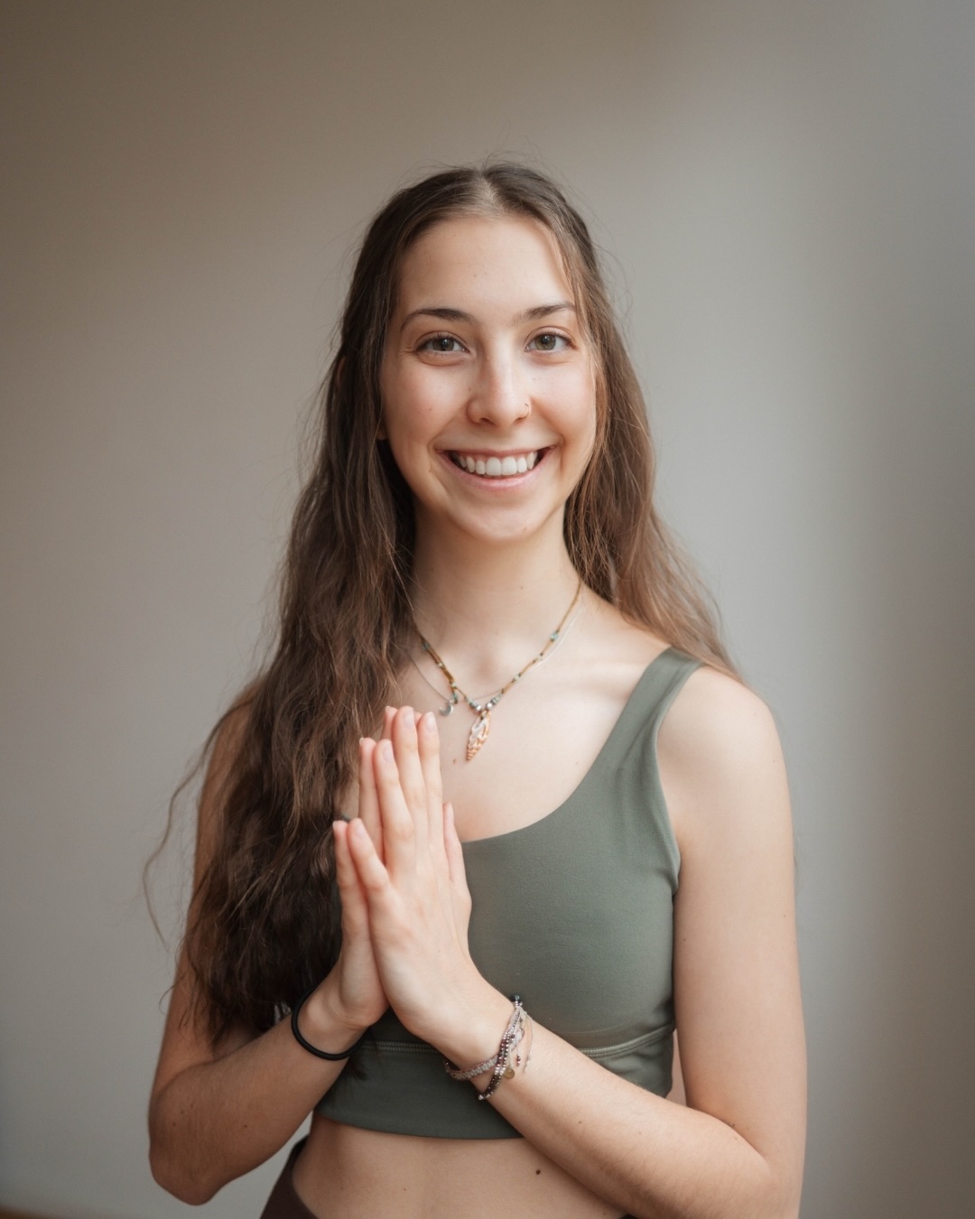 MEET ANNA! 🧡
Anna ist begeisterte Yogalehrerin und macht derzeit ihren Master in Psychotherapie. Aber vor allem ist sie ein überschäumendes Bündel an Gefühlen. Mit offenem Herzen, Neugier und Wärme begleitet sie Menschen, sich selbst bewusster zu begegnen.
“Zwischen Reiz und Reaktion liegt ein Raum, den wir Achtsamkeit nennen.” Anna lädt während ihrer Yogastunden dazu ein diesen Raum zu betreten. Gedanken und Gefühle dürfen durch Bewegung und Atmung im Körper fließen. Sie ist überzeugt, dass Yoga ein Körperbewusstsein schafft, das nicht auf der Matte endet.
Vielmehr bereichert es ein jedes Leben und wirkt weit über die Stunde hinaus.
🔸 Vinyasa Yoga, jeden Sonntag, 16:00 - 17:00 Uhr (Studio Mosel)
Danke liebe Anna, dass du unser Team mit deiner herzlichen und strahlenden Art erweiterst. ✨
@anna_sxd
📸 @caro.delin
#teamlove #maniyogatrier #newyogateacher
