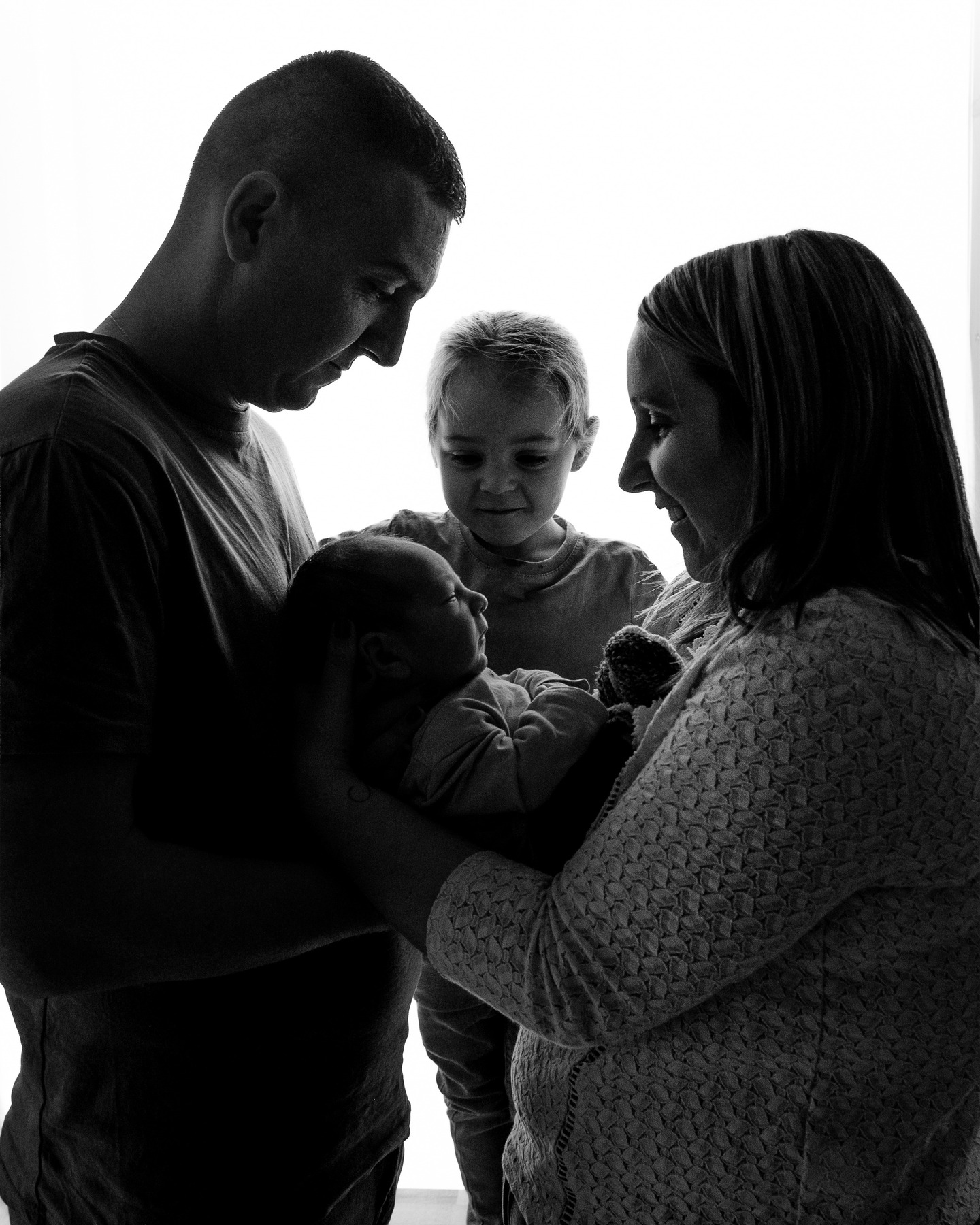 Dans ce moment suspendu, le temps s’efface pour laisser place à l’essentiel :
la naissance d’une famille, d’un lien, d’une histoire 🤍
Ces premiers instants sont précieux, fugaces…
et méritent d’être capturés avec douceur et délicatesse.
🤍 Séance nouveau-né – sur réservation : www.josephinebotphotographie.com
#photographenouveaune
#seancenouveaune
#photographiebebe
#naissance #photographefamille