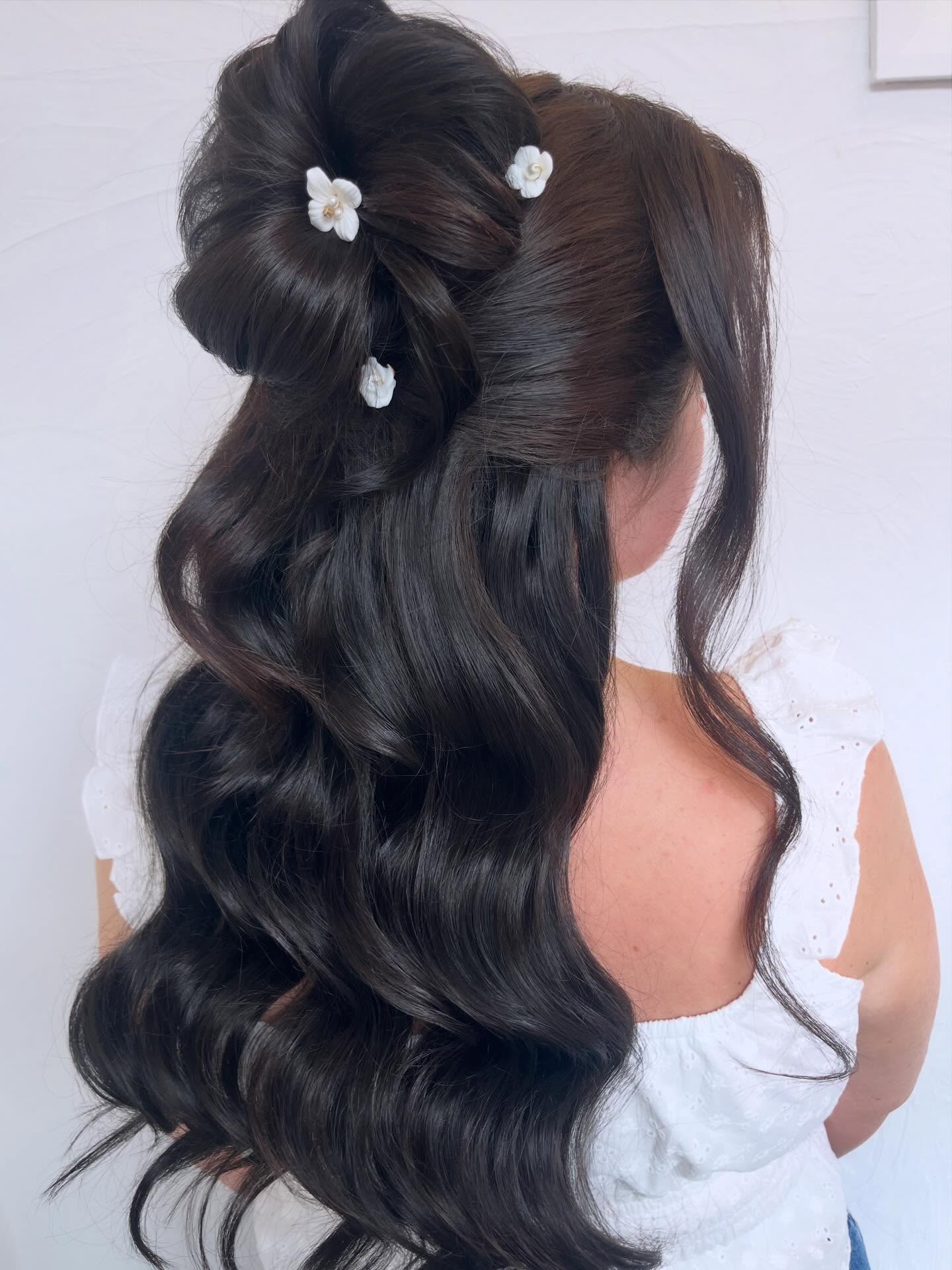 What to expect from your wedding hair trial appointment. My gorgeous bride came prepared.
✨Come with clip in hair extensions for the wow factor volume especially for a half up half down style. Adds smooth long lasting wave, thickness from root to end.
✨Wear a white top similar to your wedding dress
✨ Clean dry hair ready for styling. Greasy roots can really flatten your style.
✨Bring your veil and earrings if you have them to really get and idea of the overall look.